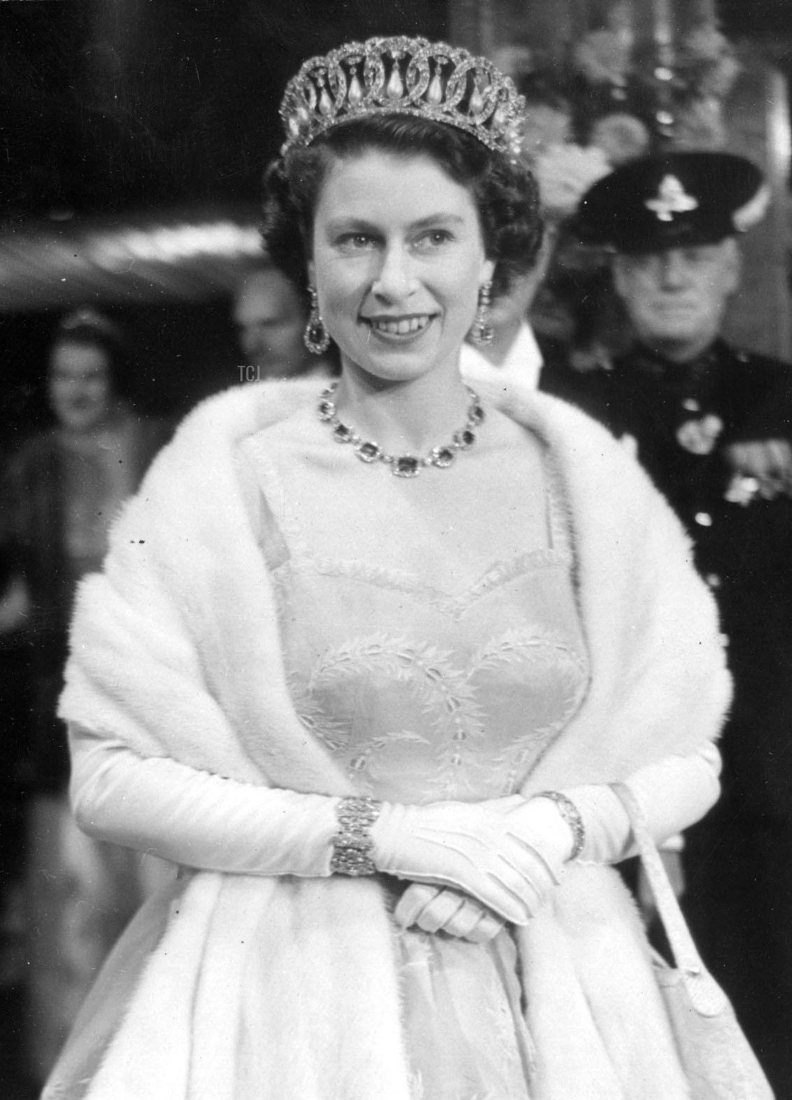 La Regina Elisabetta II partecipa alla Prima di Film Reale di Rob Roy all'Odeon Leicester Square il 26 ottobre 1953 (Keystone Press/Alamy)