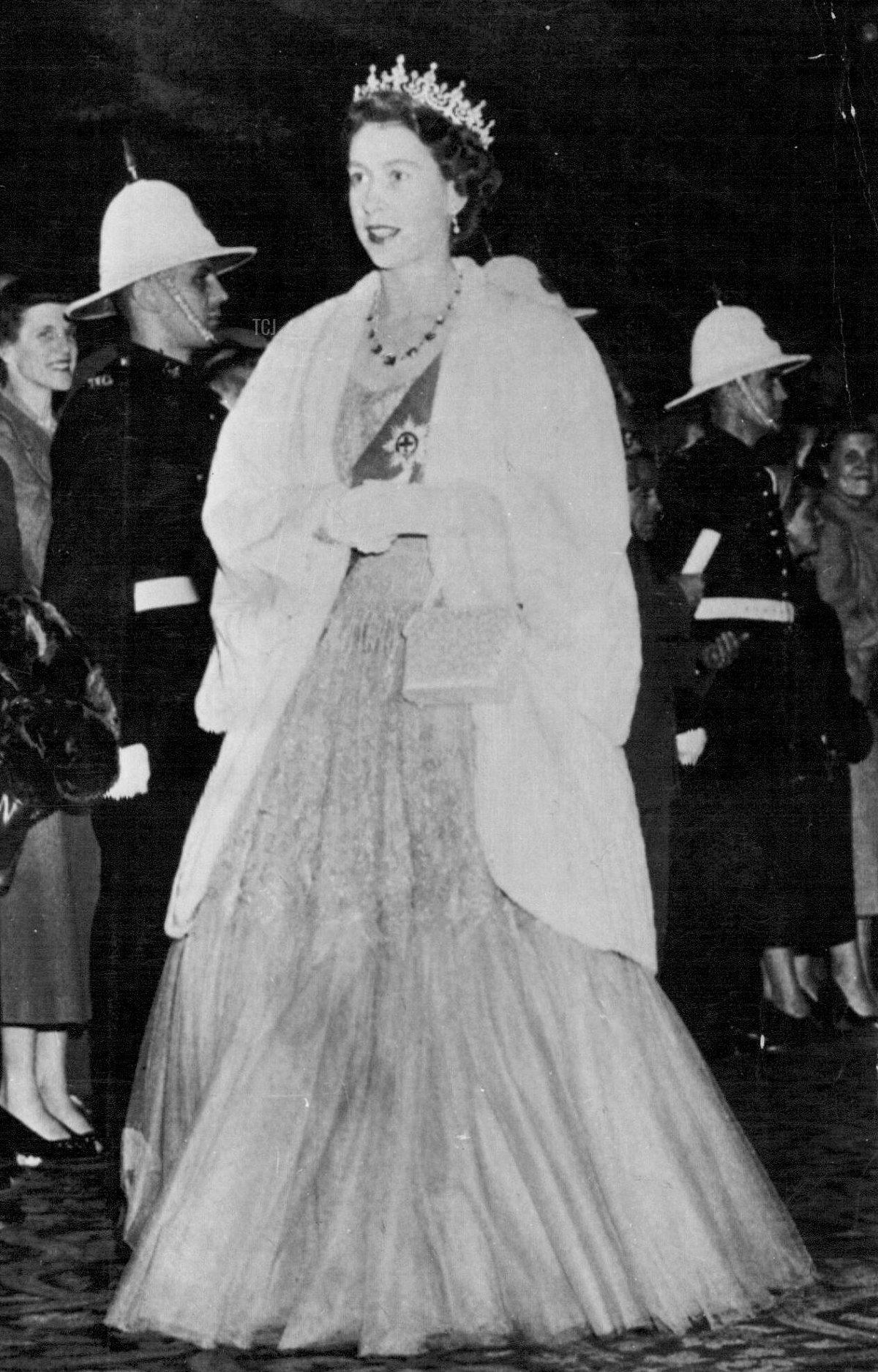 La Principessa Elisabetta arriva per una cena al Chateau Frontenac in Quebec durante il suo tour reale del Canada il 15 novembre 1951 (AP Wire Photo/SuperStock/Alamy)