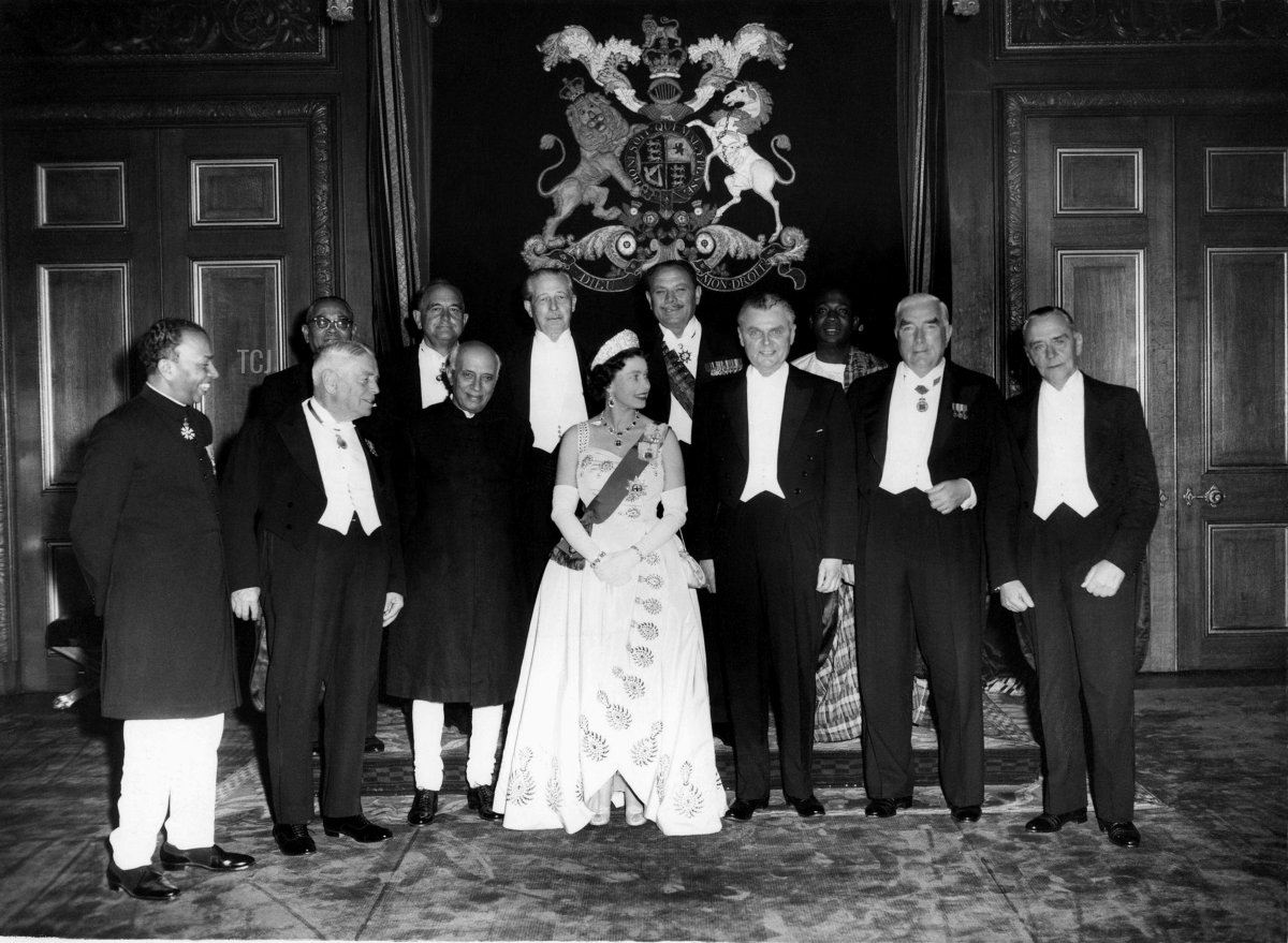 La Regina Elisabetta II ospita una cena per i primi ministri delle nazioni del Commonwealth al Castello di Windsor, 1960 (ARCHIVIO GBB/Alamy)