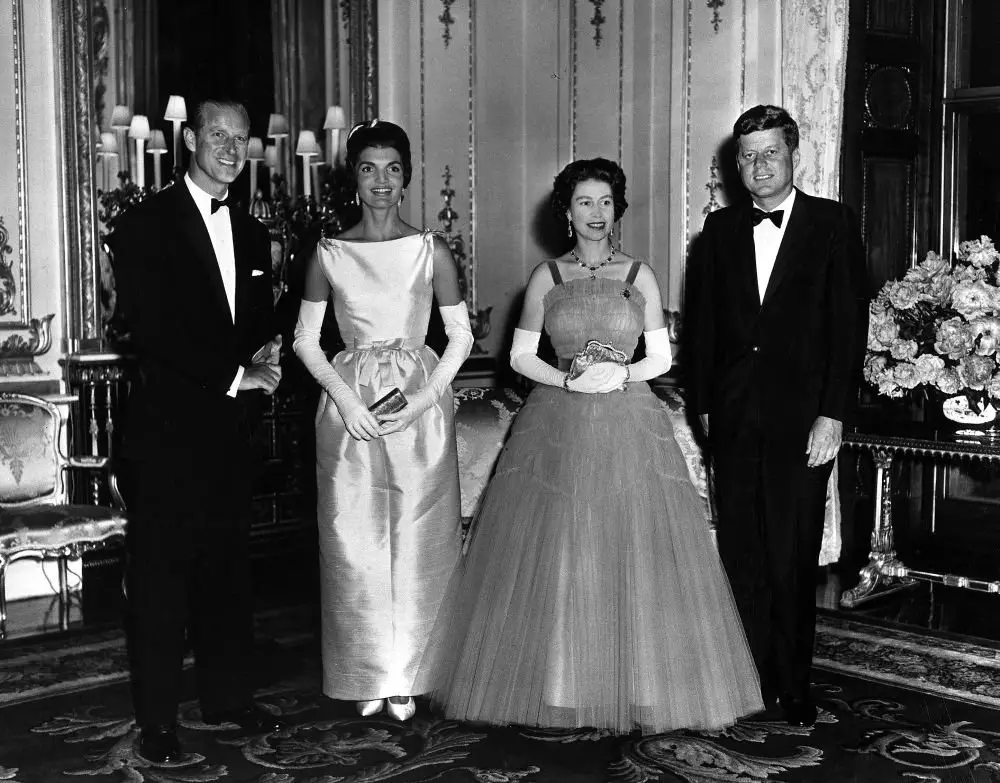 Il Principe Filippo, Jacqueline Kennedy, la Regina Elisabetta II e il Presidente John F. Kennedy posano a Buckingham Palace a Londra, 5 giugno 1961 (Wikimedia Commons)