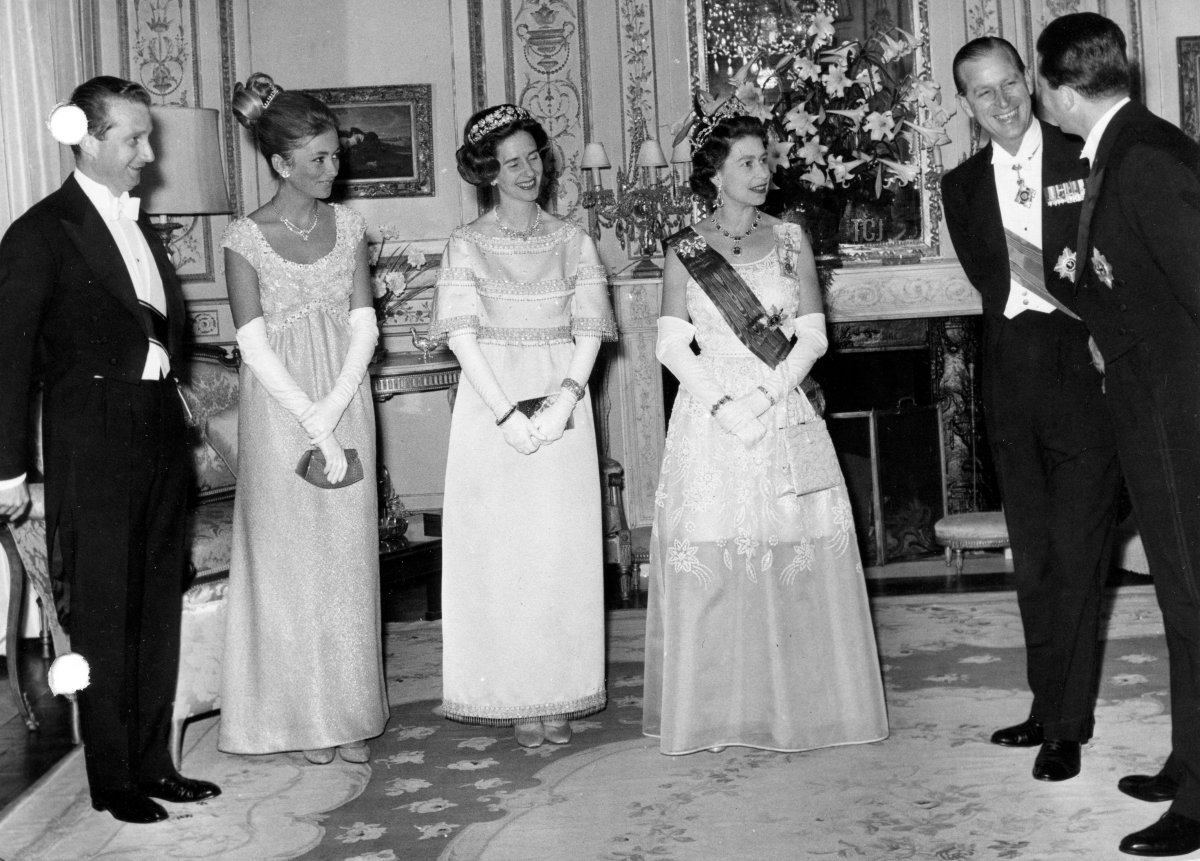 Il Principe Alberto e la Principessa Paola del Belgio, la Regina Fabiola dei Belgi, la Regina Elisabetta II, il Principe Filippo e il Re Baldovino dei Belgi partecipano a una cena all'Ambasciata Britannica a Bruxelles, Maggio 1966 (Belga News Agency/Alamy)