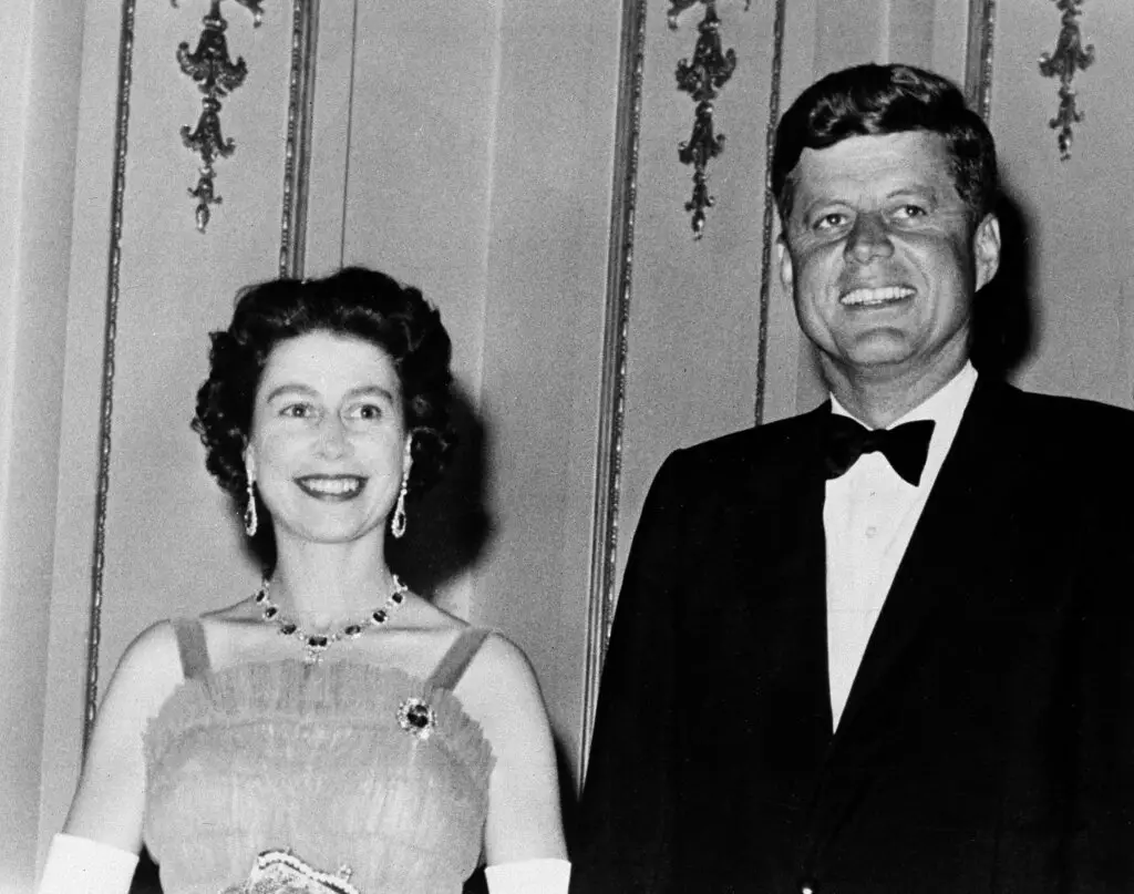 La Regina Elisabetta II e il Presidente John F. Kennedy posano a Buckingham Palace a Londra, 5 giugno 1961 (Wikimedia Commons)