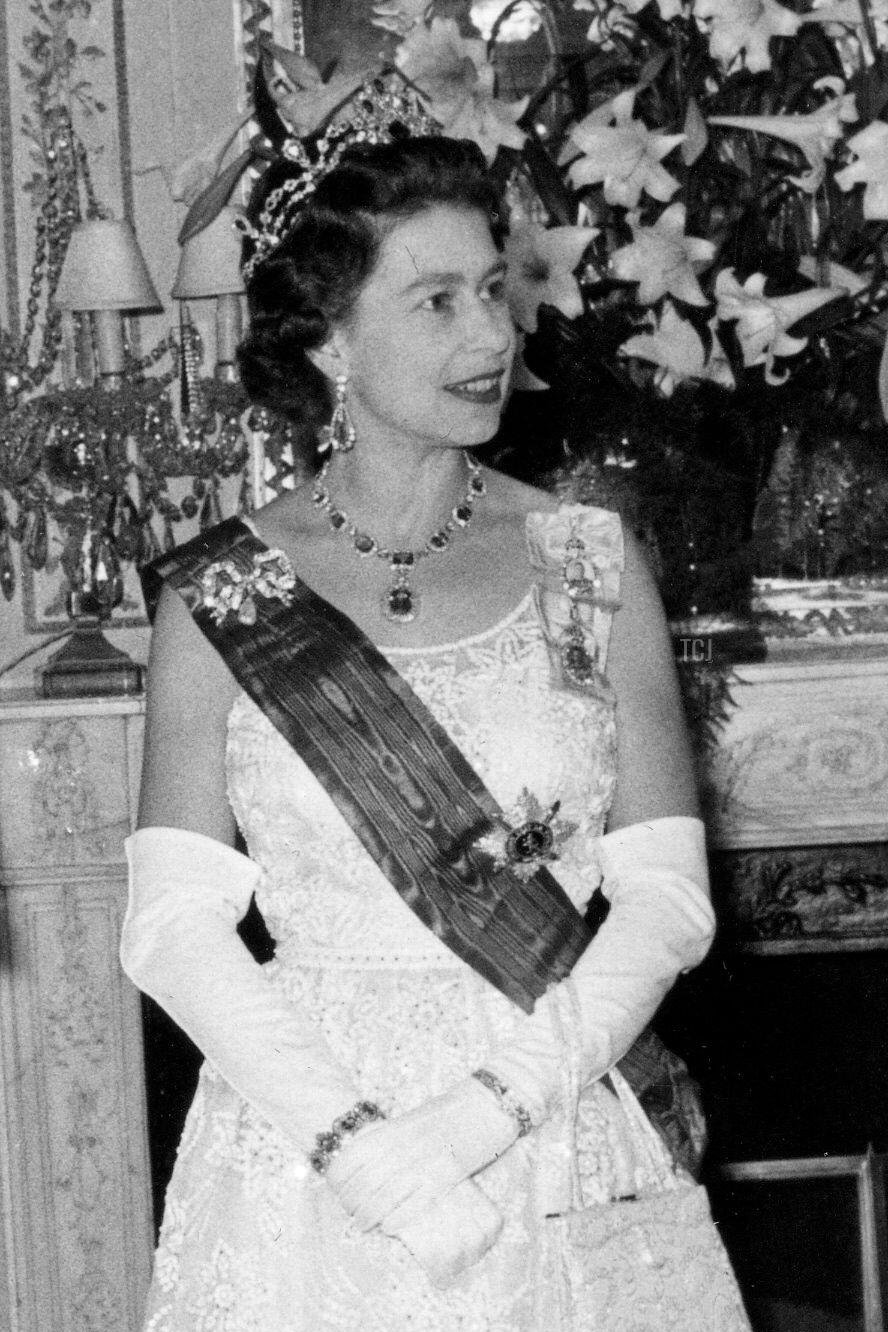 La Regina Elisabetta II partecipa a una cena all'Ambasciata Britannica a Bruxelles, Maggio 1966 (Belga News Agency/Alamy)