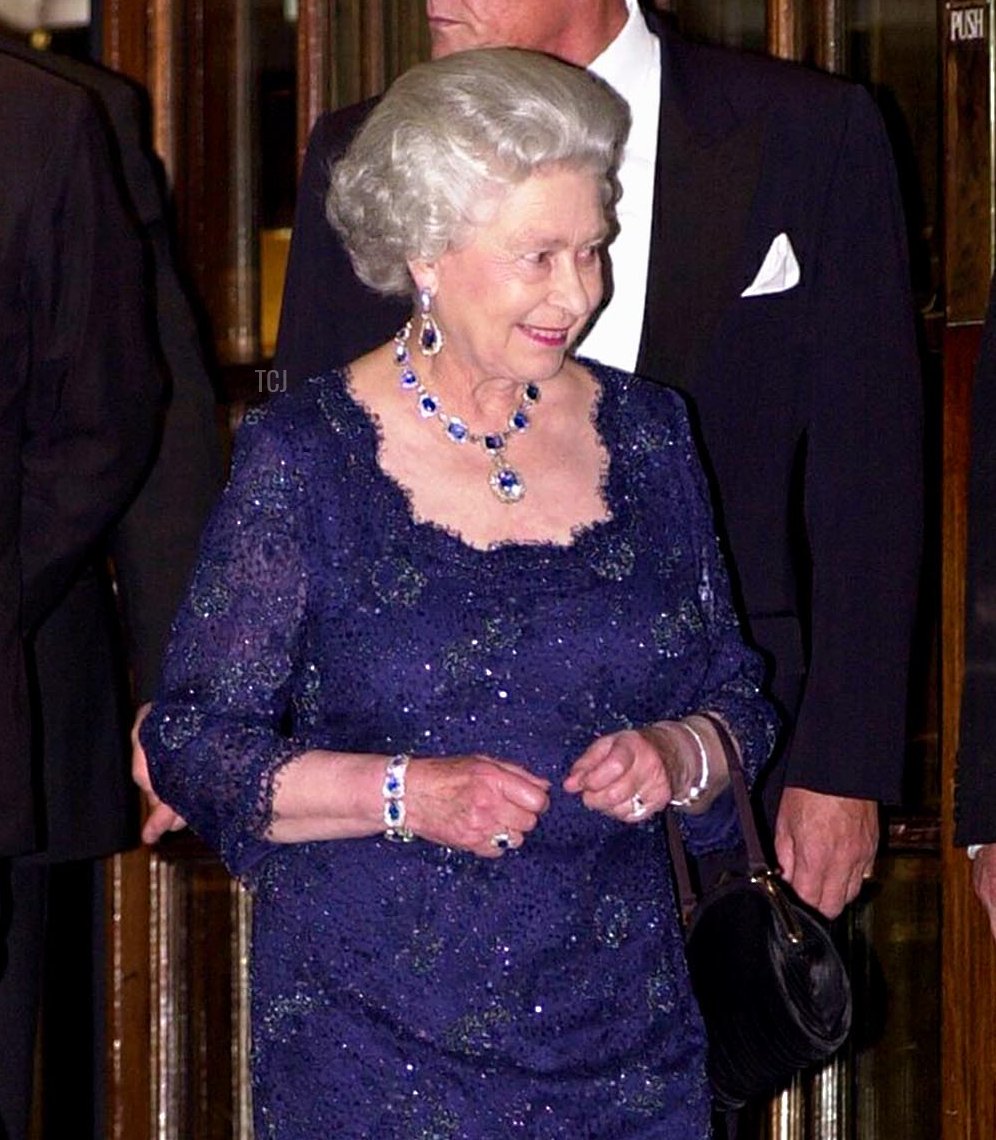 La Regina Elisabetta II lascia il Ritz Hotel a Londra dopo una festa per celebrare il suo Giubileo d'Oro, 14 novembre 2002 (LOTTA JANSSON/AFP via Getty Images)