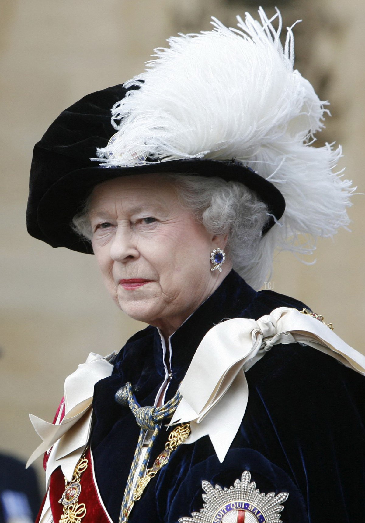 La regina Elisabetta II è ritratta alla Cappella di San Giorgio, Windsor, durante il Garter Day, 15 giugno 2009 (LUKE MACGREGOR/POOL/AFP via Getty Images)