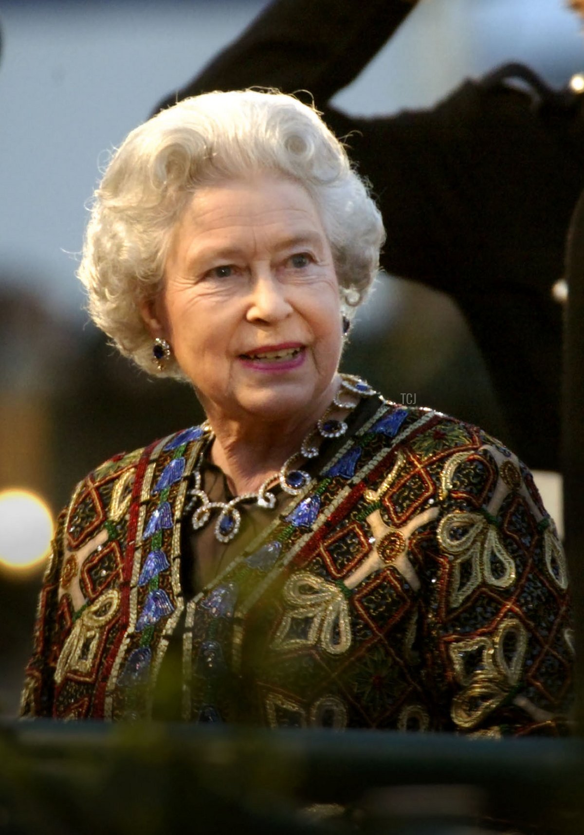 La regina Elisabetta II arriva all'evento 'All The Queen's Horses' al Royal Windsor Horse Show nel Windsor Great Park il 18 maggio 2002 (Sion Touhig/Getty Images)