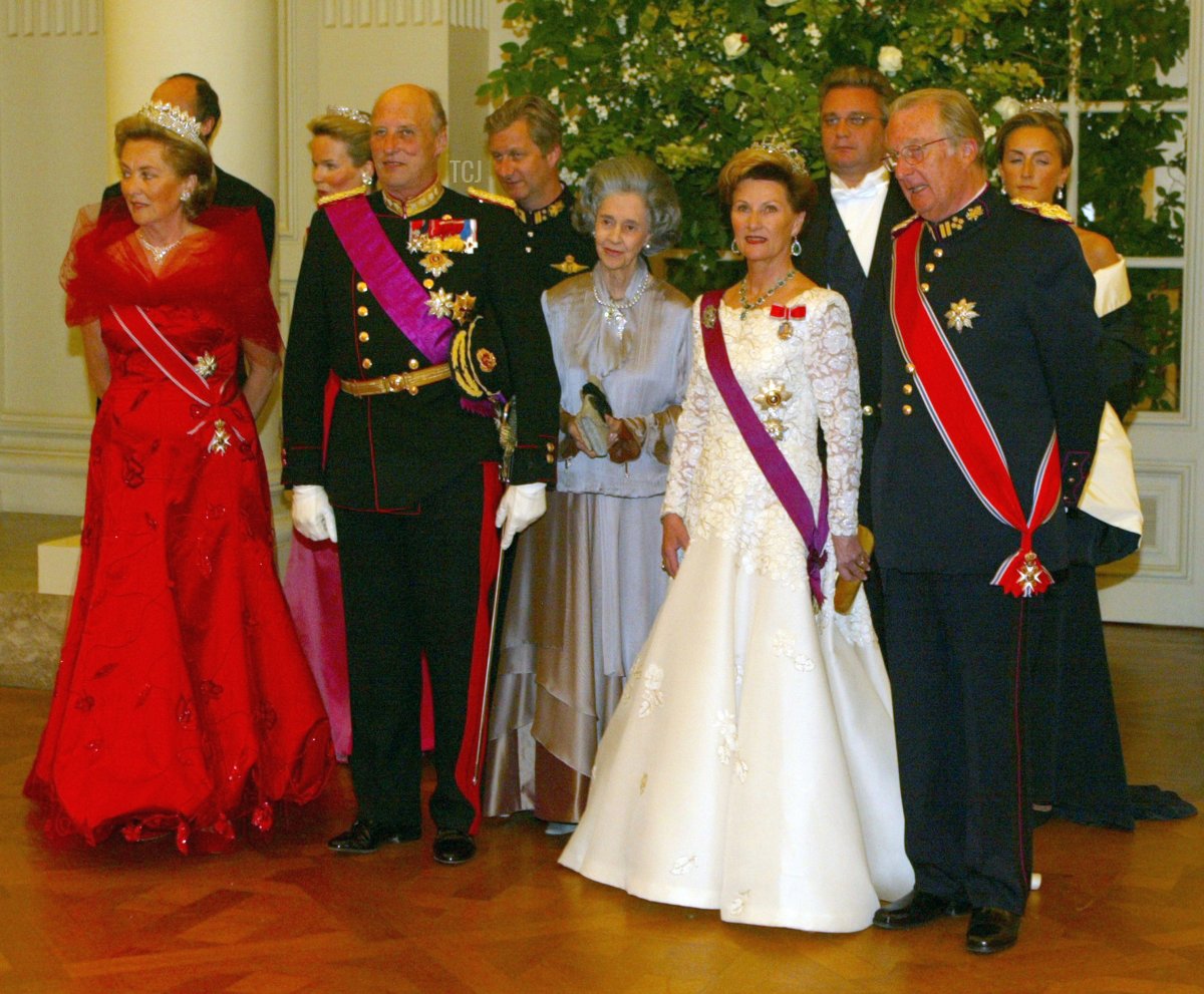 La regina Paola, il Principe Lorenz, la Principessa Mathilde, il Re Harald V di Norvegia, il Principe Philippe, la Regina Fabiola, la Regina Sonja di Norvegia, il Principe Laurent, il Re Alberto II e la Principessa Claire partecipano a un banchetto di stato a Bruxelles il 20 maggio 2003 (Mark Renders/Getty Images)