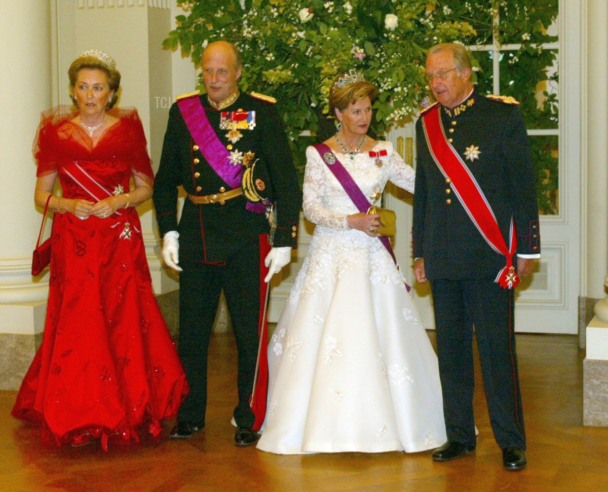 La regina Paola, il Re Harald V, la Regina Sonja e il Re Alberto II partecipano a un banchetto di stato a Bruxelles il 20 maggio 2003 (Mark Renders/Getty Images)