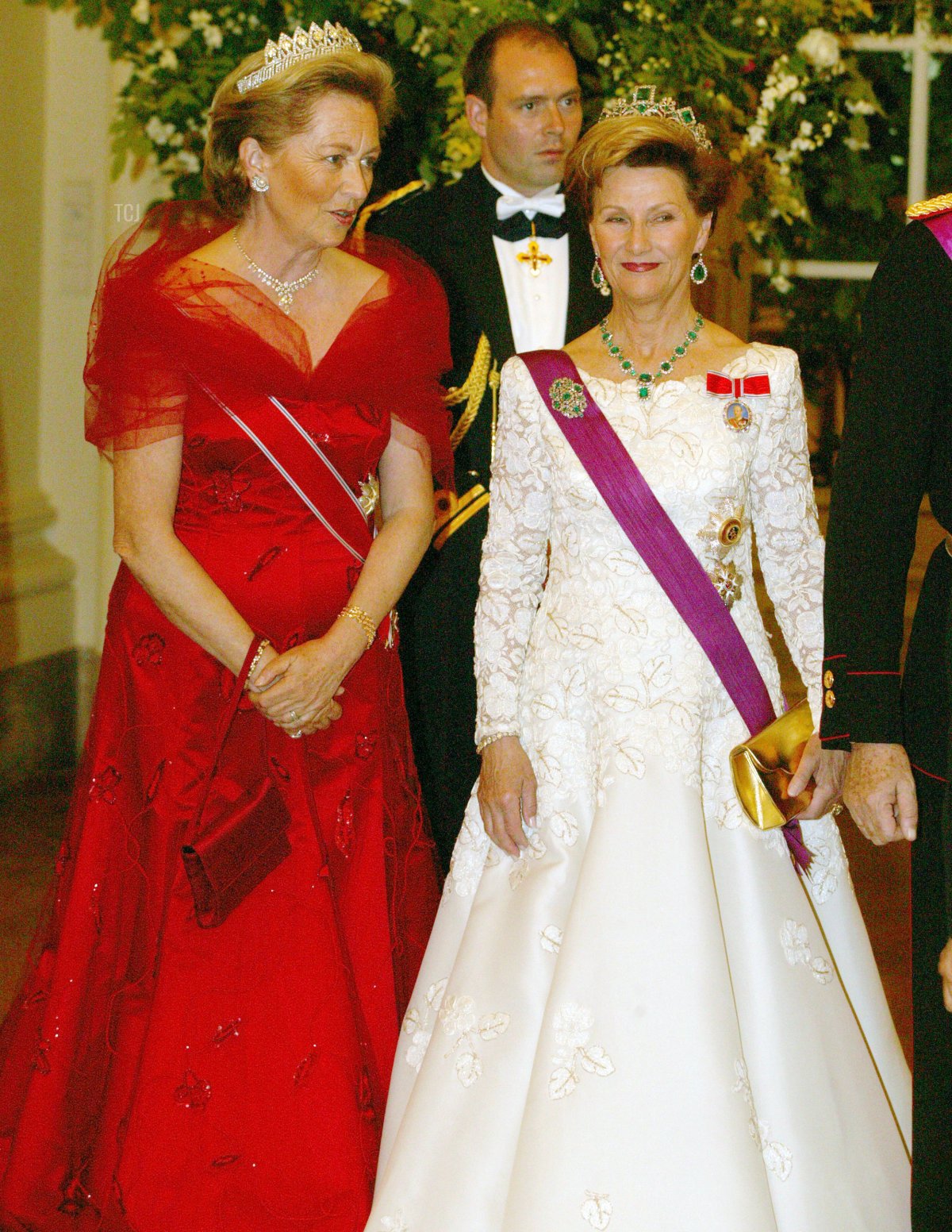 La regina Paola del Belgio e la Regina Sonja di Norvegia partecipano a un banchetto di stato a Bruxelles il 20 maggio 2003 (Mark Renders/Getty Images)