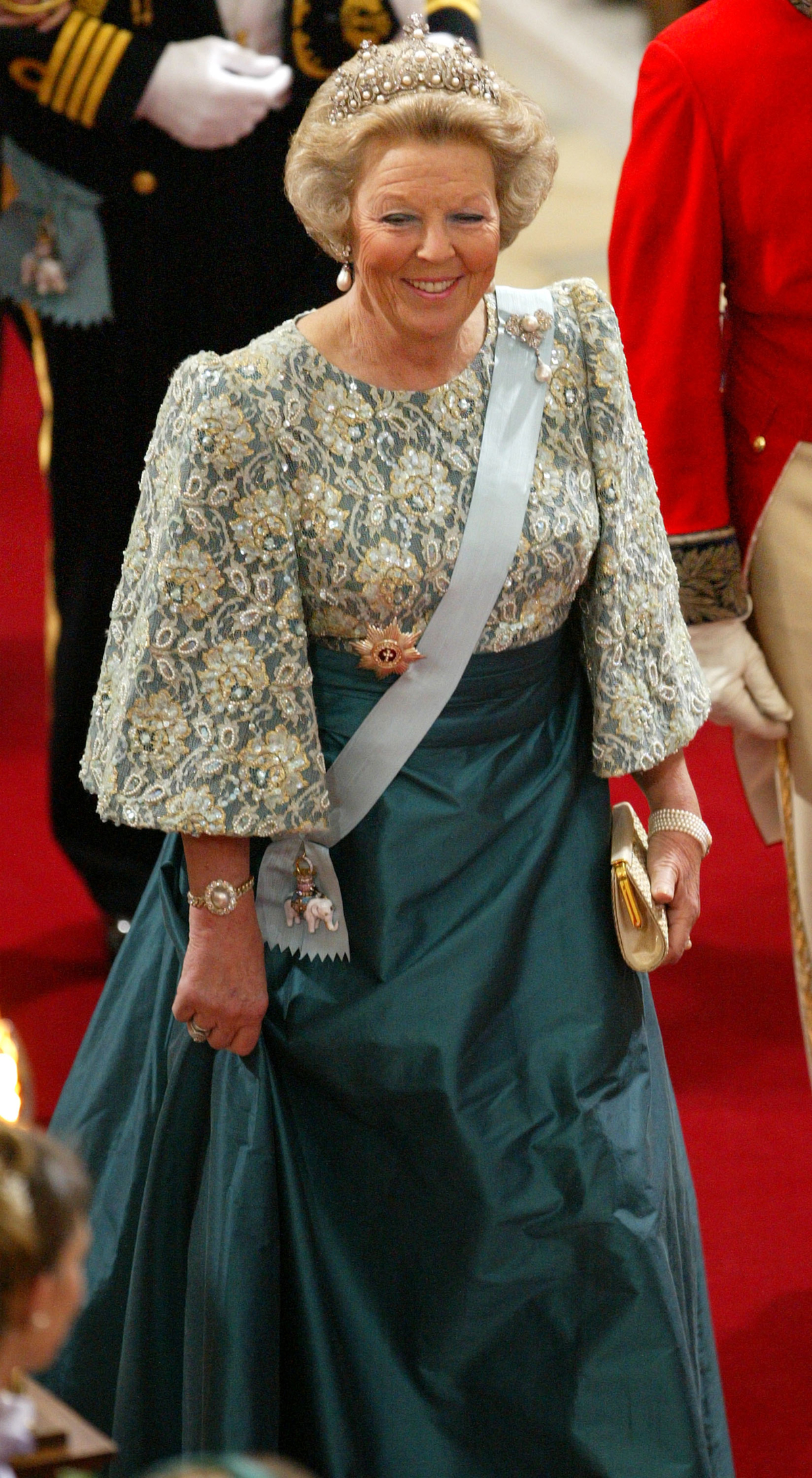 La Regina Beatrice dei Paesi Bassi partecipa al matrimonio del Principe Ereditario Frederik di Danimarca e Mary Elizabeth Donaldson a Copenaghen il 14 maggio 2004 (Sean Gallup/Getty Images)