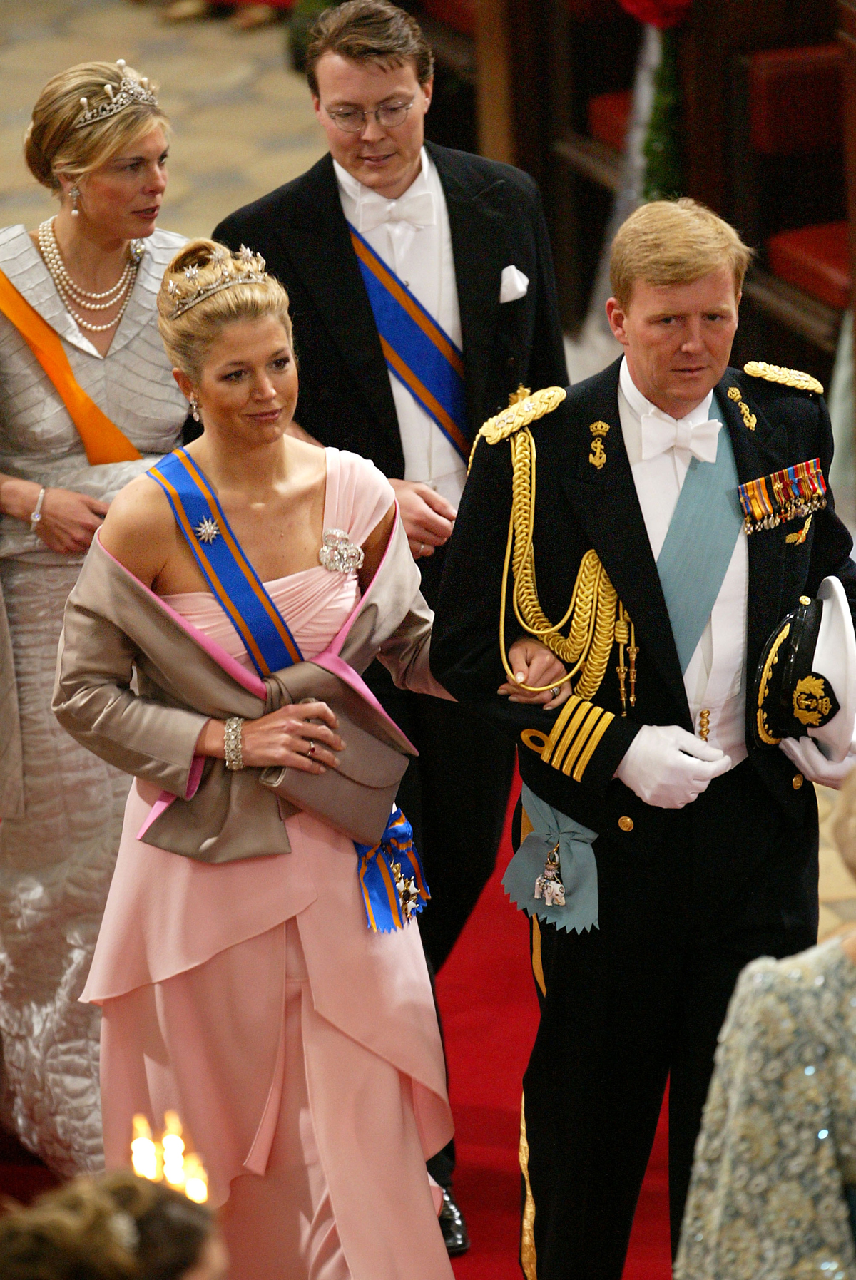 Il Principe Willem-Alexander e la Principessa Massima dei Paesi Bassi, con il Principe Costantino e la Principessa Laurentien, partecipano al matrimonio del Principe Ereditario Frederik di Danimarca e Mary Elizabeth Donaldson a Copenaghen il 14 maggio 2004 (Sean Gallup/Getty Images)