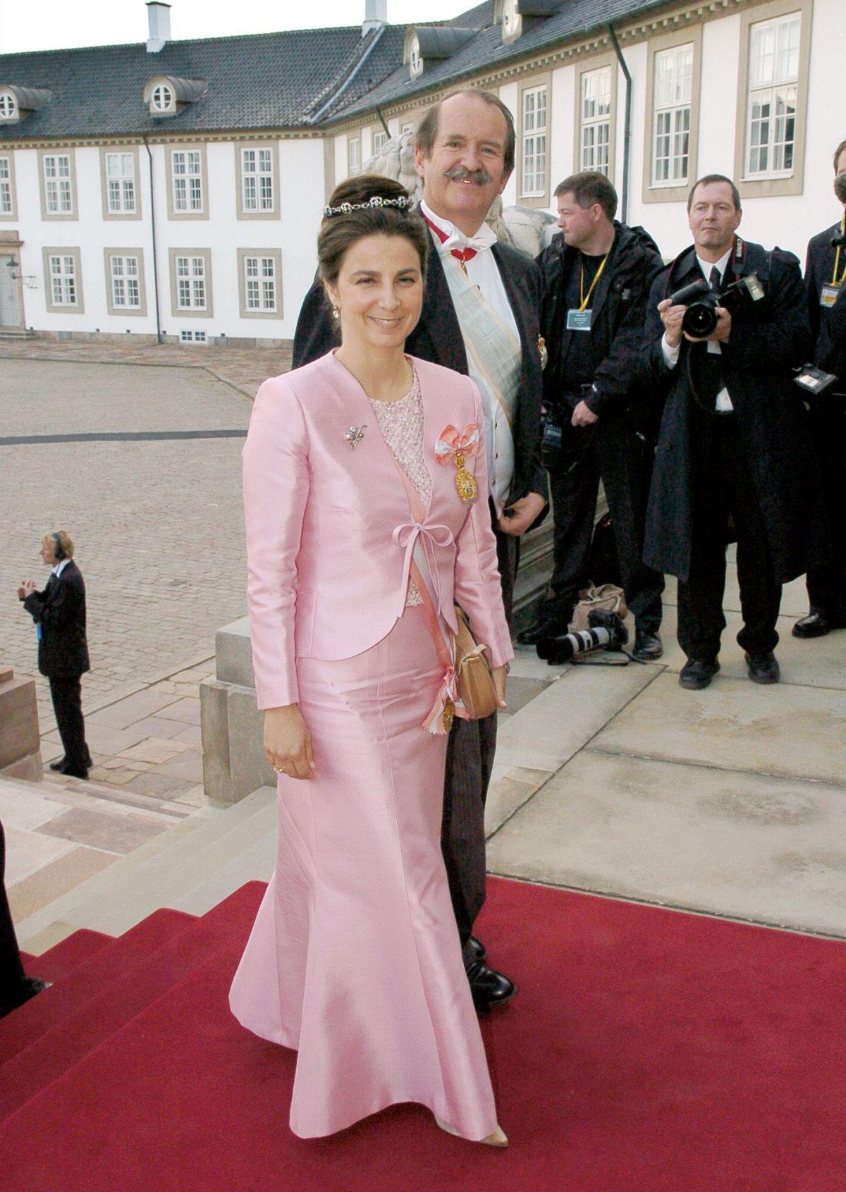 Il Duca e la Duchessa di Braganza partecipano al matrimonio del Principe Ereditario Frederik di Danimarca e Mary Elizabeth Donaldson a Copenaghen il 14 maggio 2004 (Hounsfield-Klein-Zabulon/Abaca Press/Alamy)