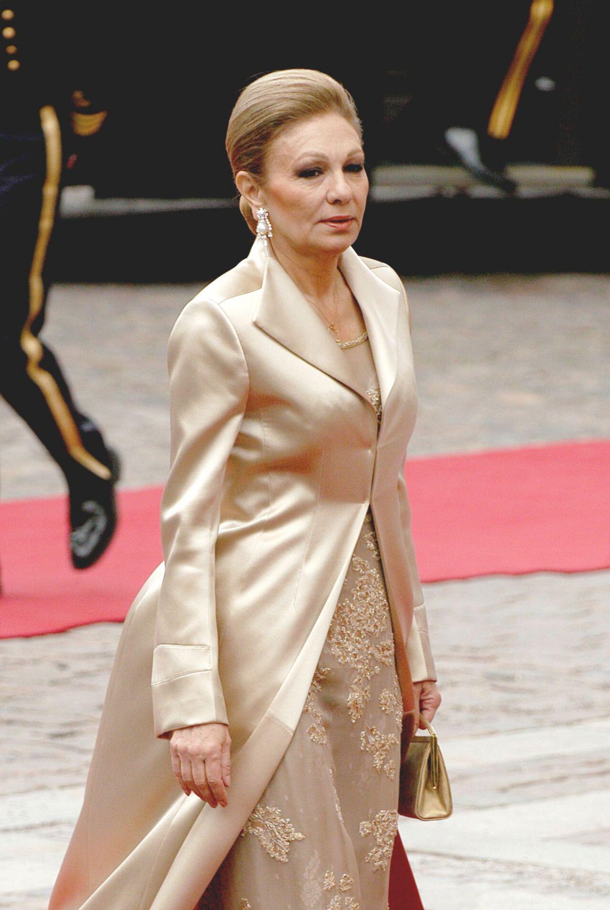 Farah Pahlavi partecipa al matrimonio del Principe Ereditario Frederik di Danimarca e Mary Elizabeth Donaldson a Copenaghen il 14 maggio 2004 (Hounsfield-Klein-Zabulon/Abaca Press/Alamy)