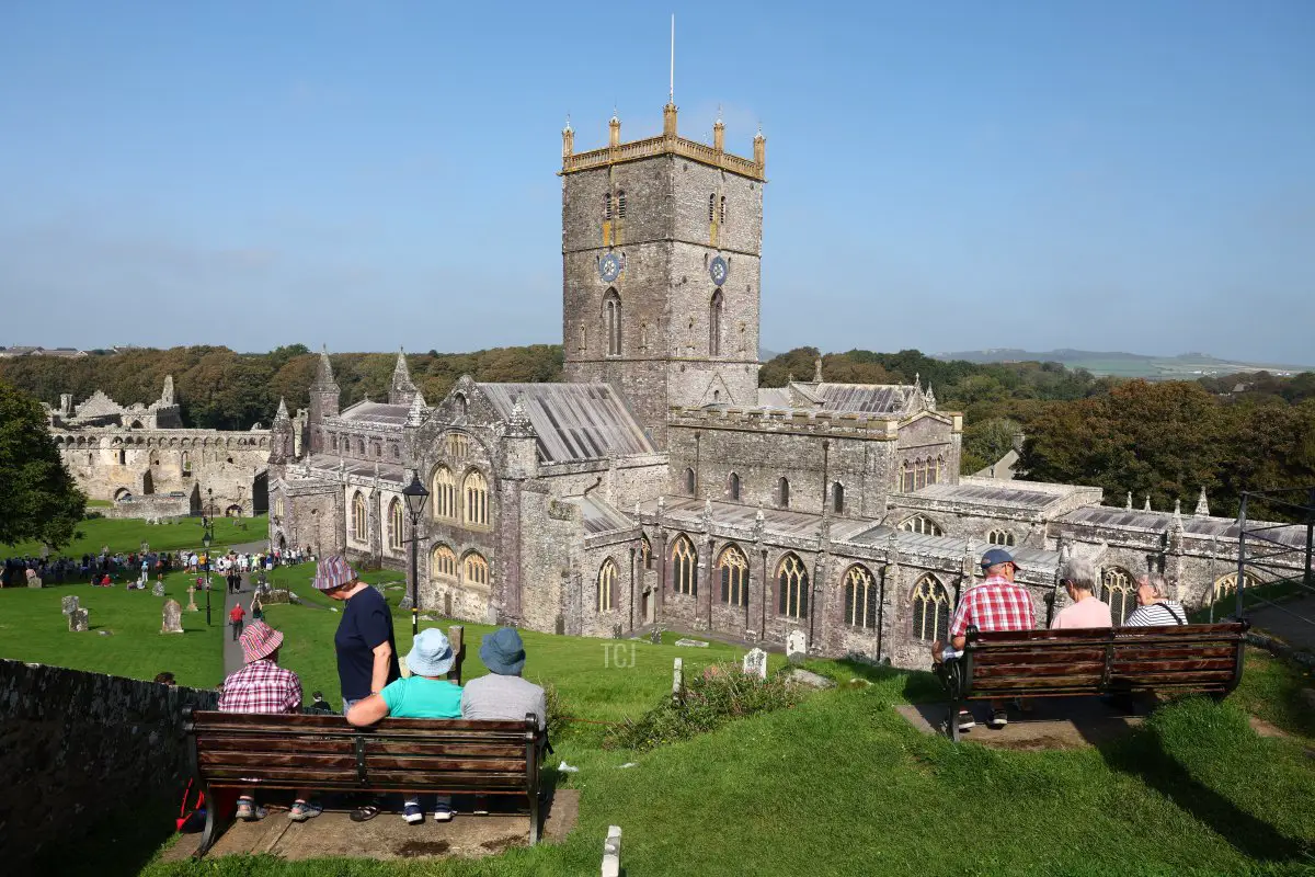 Persone si radunano all'esterno della Cattedrale di St. David a Pembrokeshire, Wales, in attesa di un servizio per commemorare il primo anniversario della morte della regina Elisabetta II, 8 settembre 2023 (Toby Melville - Pool/Getty Images)