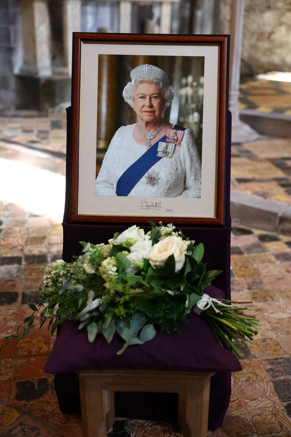 Un ritratto della defunta regina Elisabetta II è esposto all'interno della Cattedrale di St. David a Pembrokeshire, Wales, dopo un servizio per commemorare il primo anniversario della sua morte, 8 settembre 2023 (Toby Melville - Pool/Getty Images)