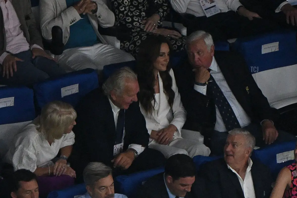 La Principessa di Galles, con Sir Bill Beaumont, partecipa alla partita della Coppa del Mondo di Rugby tra Inghilterra e Argentina allo Stade Velodrome a Marsiglia, Francia, il 9 settembre 2023 (NICOLAS TUCAT/AFP via Getty Images)