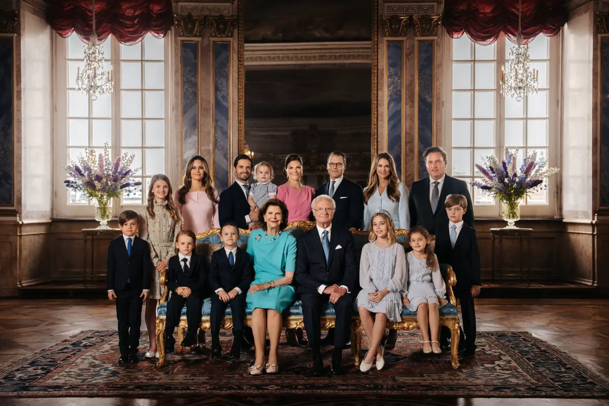 La famiglia reale svedese, 2023: (Prima fila, sinistra-destra) Principe Oscar, Principe Gabriel, Principe Alexander, Regina Silvia, Re Carl XVI Gustaf, Principessa Leonore, Principessa Adrienne, Principe Nicolas; (Seconda fila, sinistra-destra) Principessa Estelle, Principessa Sofia, Principe Carl Philip, Principe Julian, Principessa ereditaria Victoria, Principe Daniel, Principessa Madeleine, Christopher O'Neill (Clément Morin/Corte Reale di Svezia)