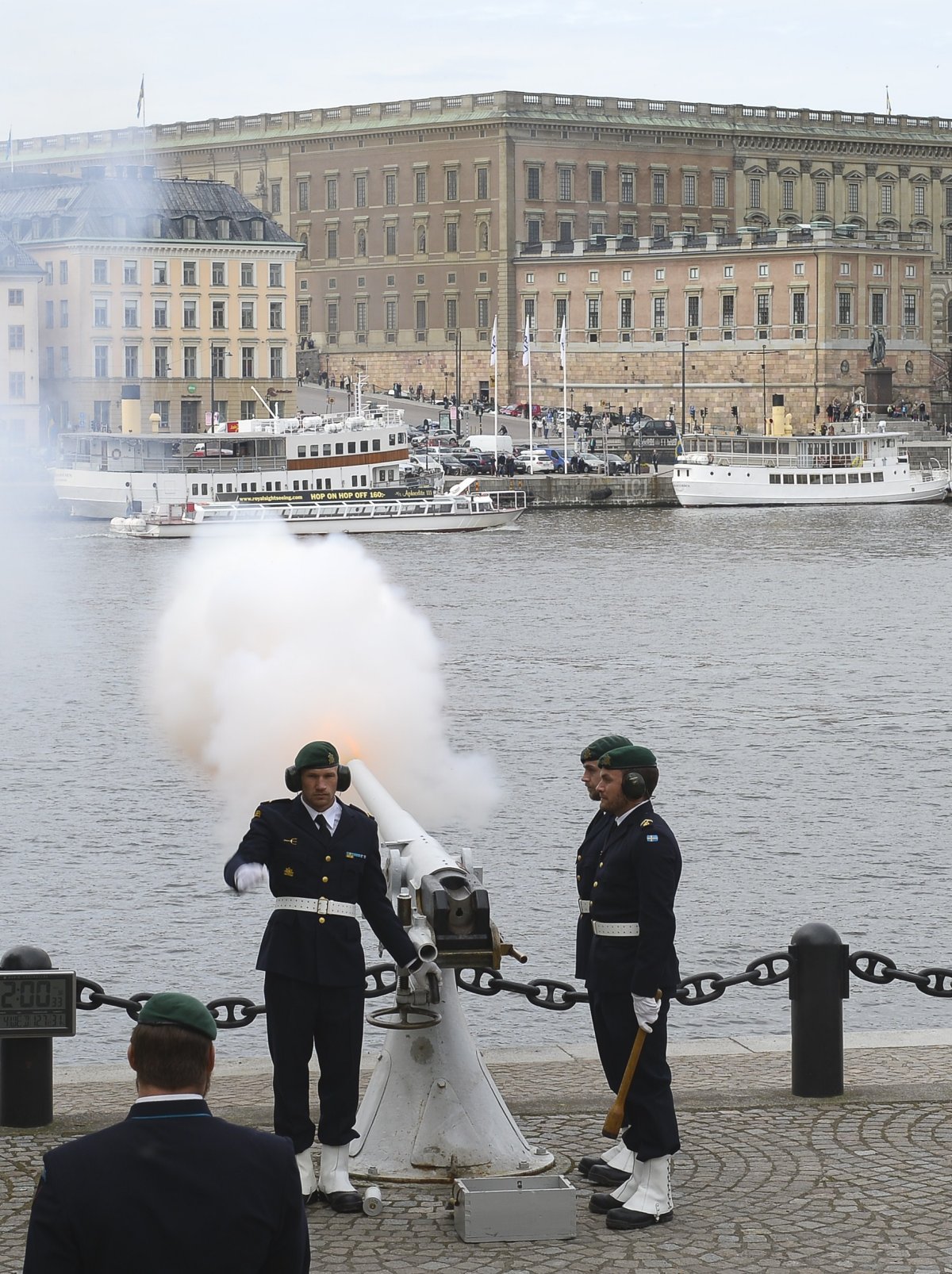 Con il Palazzo Reale sullo sfondo, l'artiglieria spara a Skeppsholmen a Stoccolma per salutare il 68° compleanno del re Carl XVI Gustaf di Svezia, 30 aprile 2014 (JONATHAN NACKSTRAND/AFP via Getty Images)