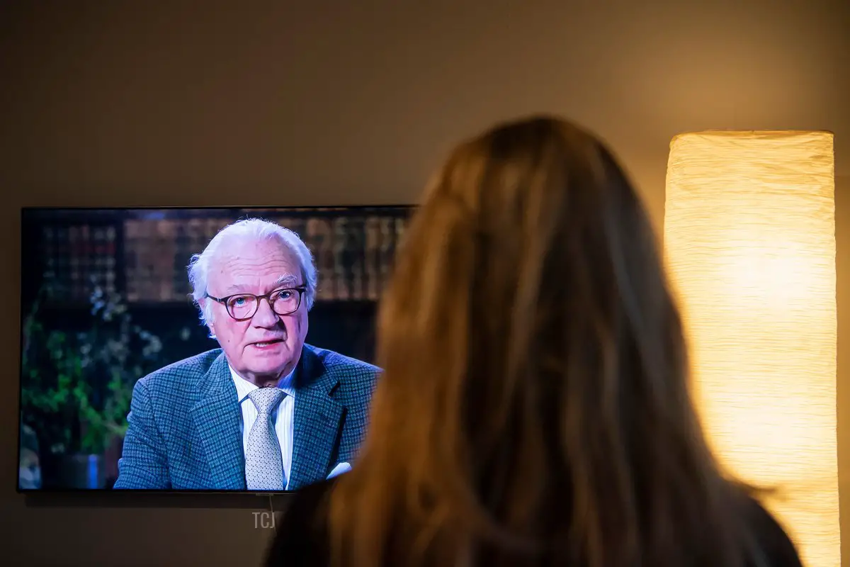 Il re Carl XVI Gustaf di Svezia pronuncia un discorso televisivo al popolo svedese durante la crisi del coronavirus, 5 aprile 2020 (JONATHAN NACKSTRAND/AFP via Getty Images)