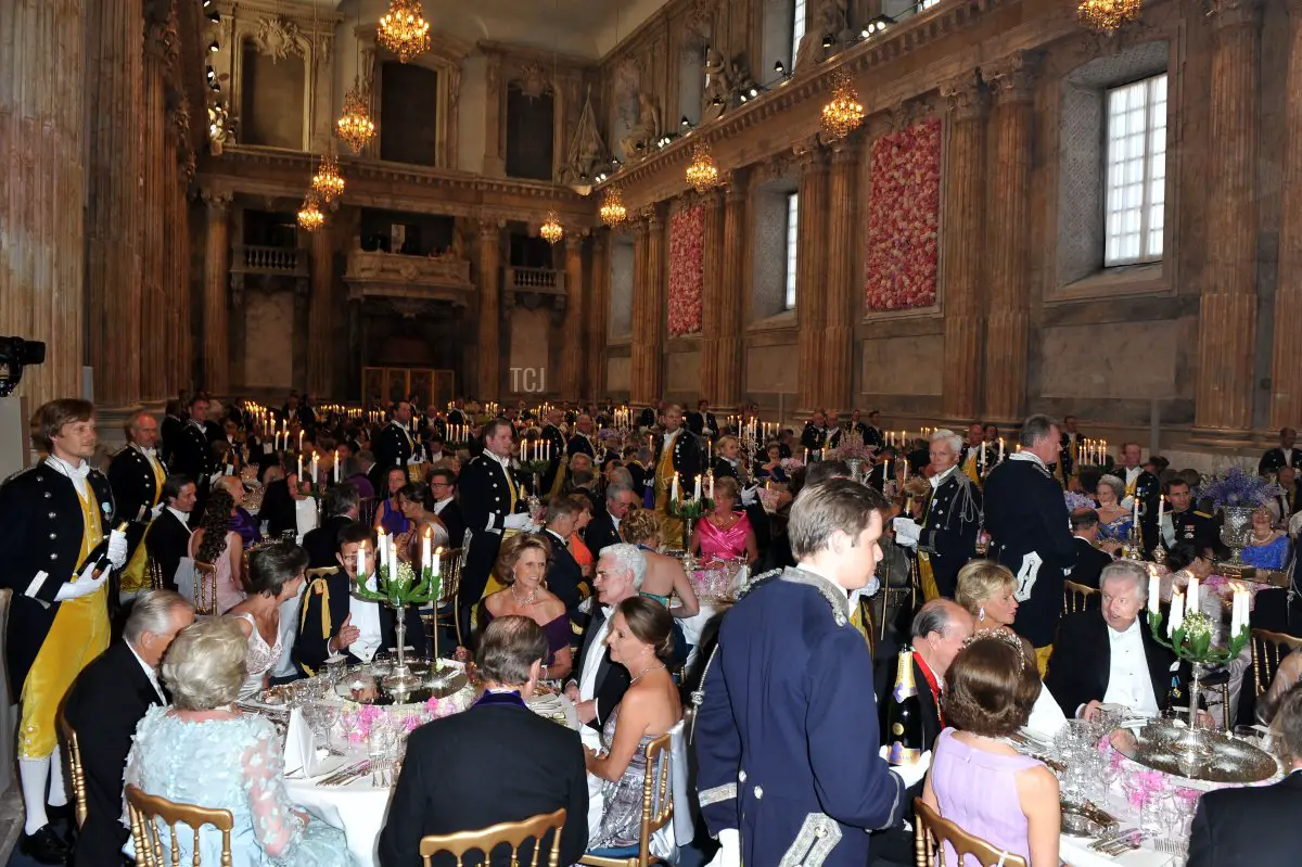 Gli ospiti partecipano a un banchetto nella Sala del Trono del Palazzo Reale di Stoccolma dopo il matrimonio della principessa ereditaria Victoria e del principe Daniel di Svezia, 19 giugno 2010 (Pascal Le Segretain/Getty Images)