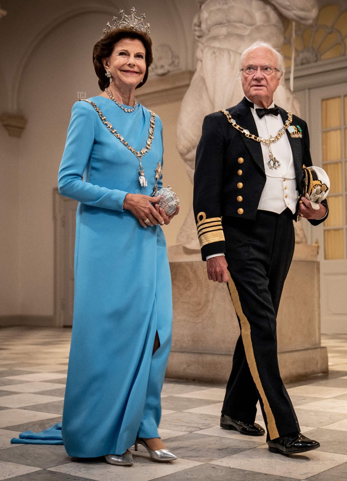 Il re Carl XVI Gustaf e la regina Silvia di Svezia partecipano a un banchetto gala al Palazzo Christiansborg di Copenaghen per il Giubileo d'Oro della regina Margrethe II di Danimarca, 11 settembre 2022 (MADS CLAUS RASMUSSEN/Ritzau Scanpix/AFP via Getty Images)