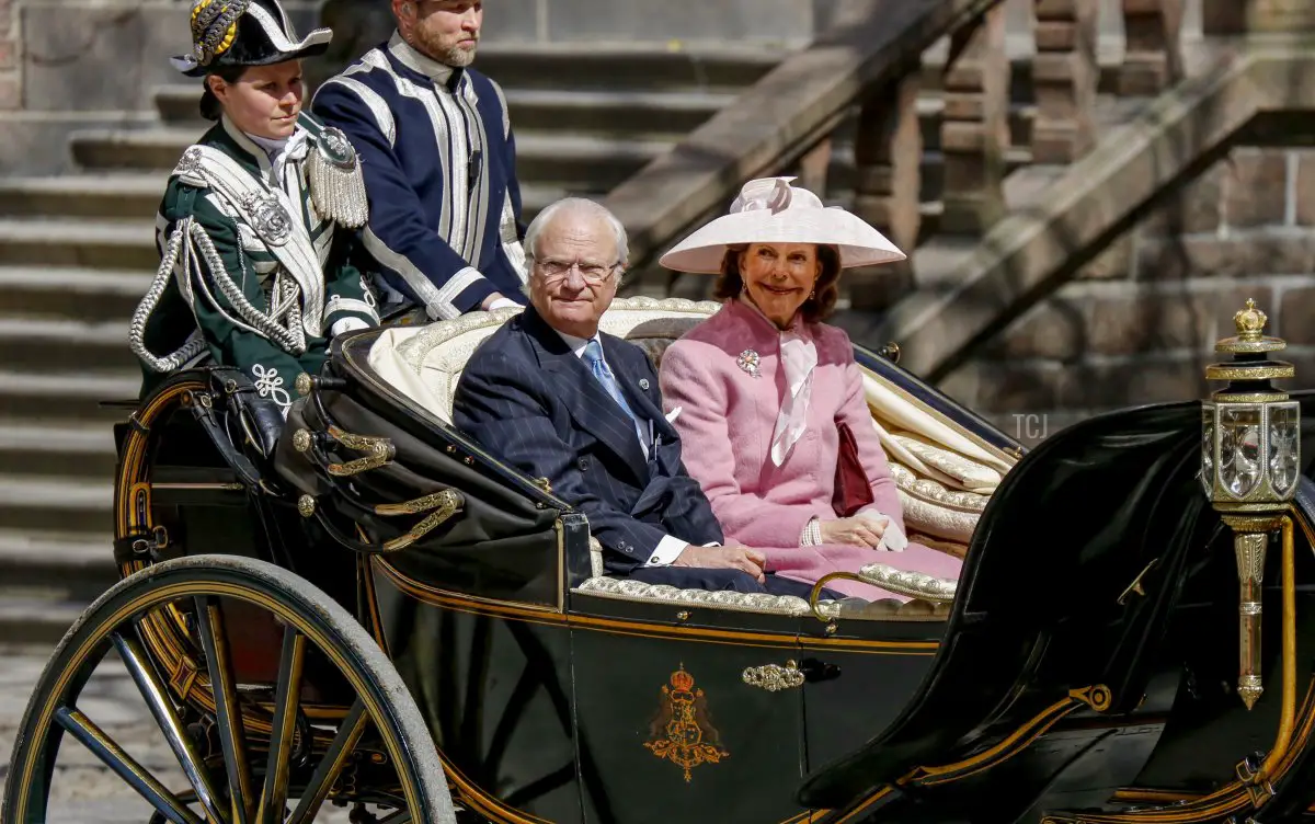 Il re Carl XVI Gustaf e la regina Silvia di Svezia viaggiano in una carrozza aperta verso il municipio di Stoccolma per un pranzo in celebrazione del suo compleanno, 30 aprile 2016 (CHRISTINE OLSSON/AFP via Getty Images)