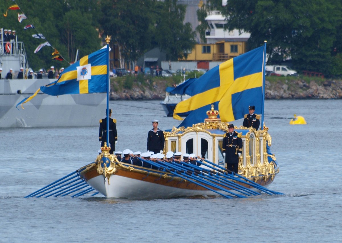 La barca reale svedese, la Vasaorden, viene ritratta durante le celebrazioni del matrimonio della principessa ereditaria Victoria e del principe Daniel di Svezia, 19 giugno 2010 (Wikimedia Commons)