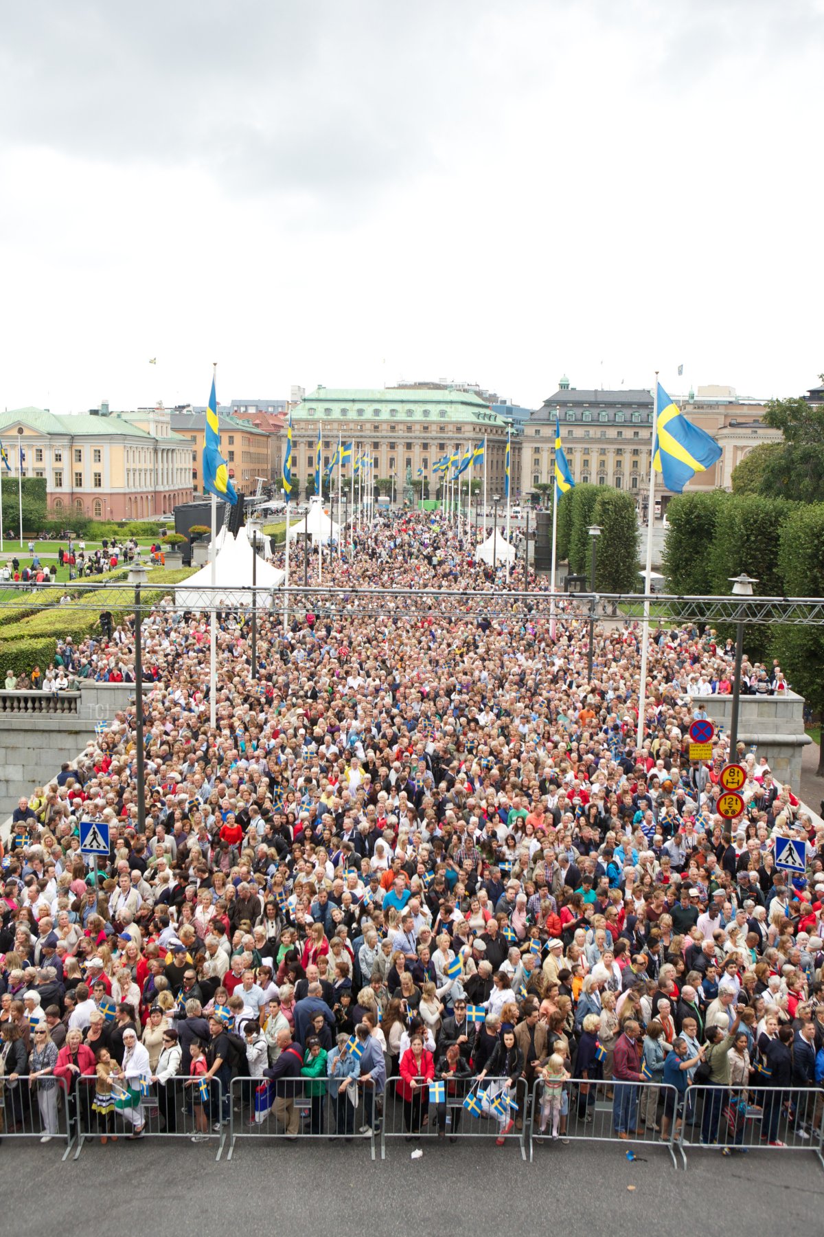 Le persone si radunano fuori dal Palazzo Reale di Stoccolma per celebrare il 40° anniversario dell'ascesa al trono del Re, 15 settembre 2013 (Ragnar Singsaas/Getty Images)