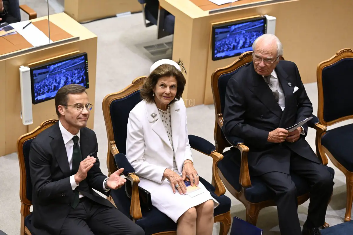 Il Primo Ministro svedese Ulf Kristersson è accompagnato dal Re Carlo XVI Gustavo e dalla Regina Silvia di Svezia all'apertura del Riksdag, 12 settembre 2023 (Jessica Gow/TT News Agency/Alamy)