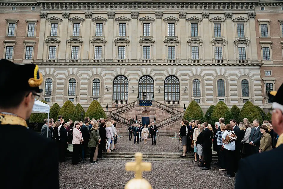 Il Re Carl XVI Gustaf e la Regina Silvia, insieme ad altri membri della famiglia reale, ricevono un dono dal personale della corte reale al Palazzo Reale di Stoccolma, 13 settembre 2023 (Clément Morin/Il Palazzo Reale)