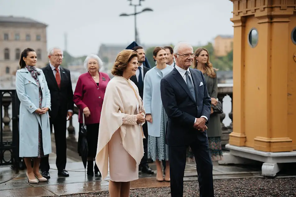 Il Re Carl XVI Gustaf e la Regina Silvia, con diversi altri membri della famiglia reale, ricevono un regalo dal personale della corte reale al Palazzo Reale di Stoccolma, 13 settembre 2023 (Clément Morin/Il Palazzo Reale)