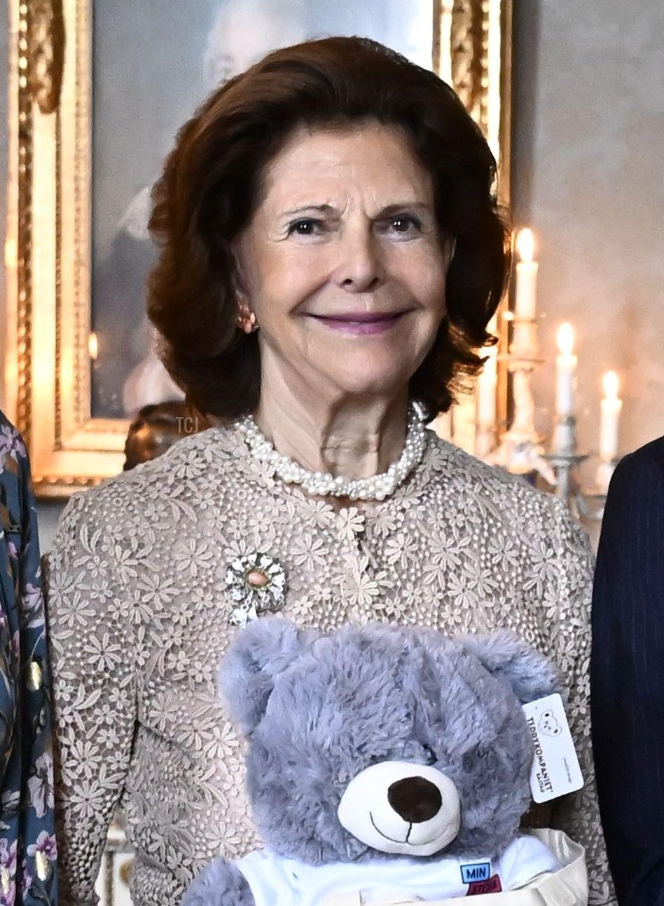 Durante una ricezione al Palazzo Reale di Stoccolma, il Re Carl XVI Gustaf e la Regina Silvia di Svezia ricevono regali per il Giubileo d'Oro da Jennifer McShane e Ava Thunberg della fondazione My Special Day, 13 settembre 2023 (Jonas Ekströmer/TT News Agency/Alamy)