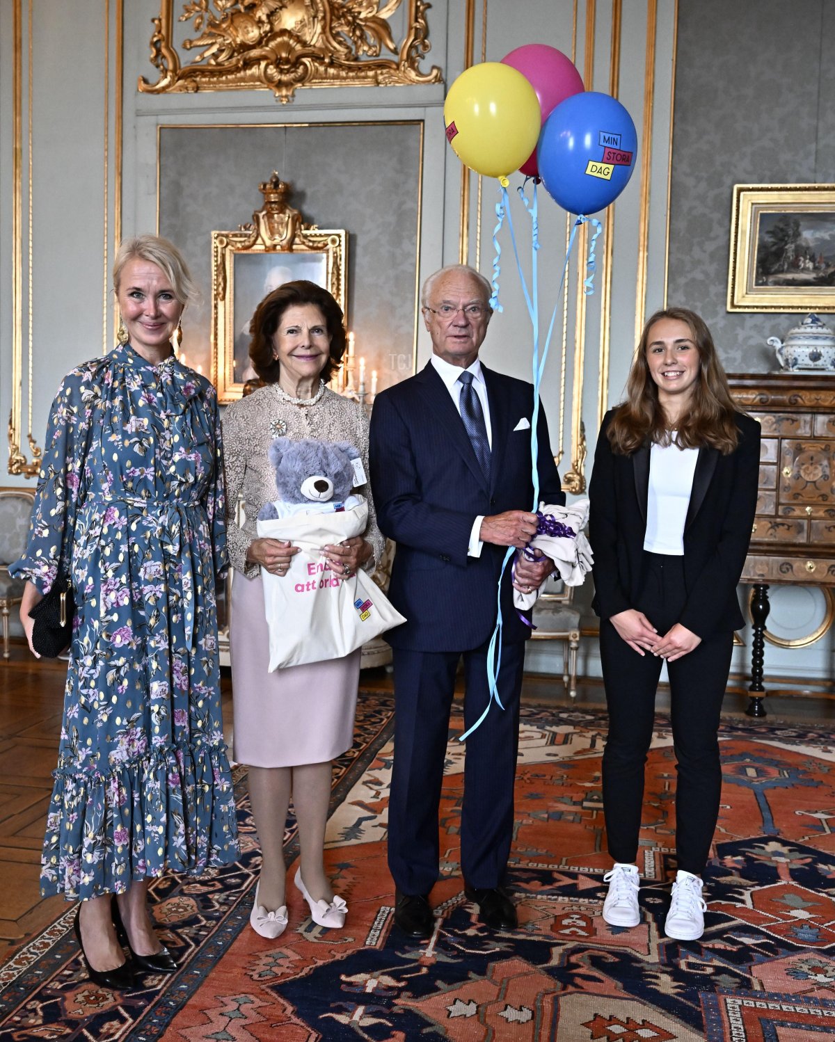 Durante una ricezione al Palazzo Reale di Stoccolma, il Re Carl XVI Gustaf e la Regina Silvia di Svezia ricevono regali per il Giubileo d'Oro da Jennifer McShane e Ava Thunberg della fondazione My Special Day, 13 settembre 2023 (Jonas Ekströmer/TT News Agency/Alamy)