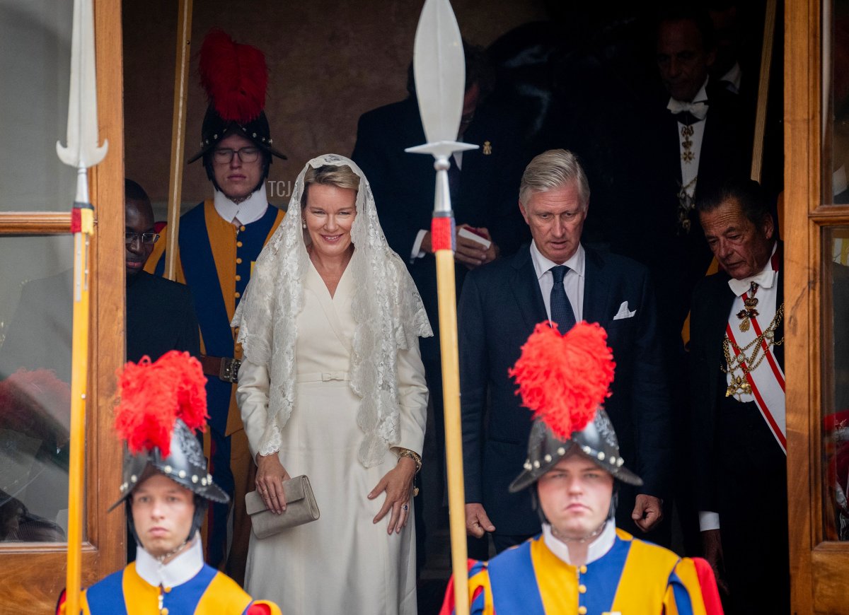 Il Re e la Regina dei Belgi, partono dopo un'udienza privata con Papa Francesco al Vaticano, 14 settembre 2023 (TIZIANA FABI/AFP via Getty Images)