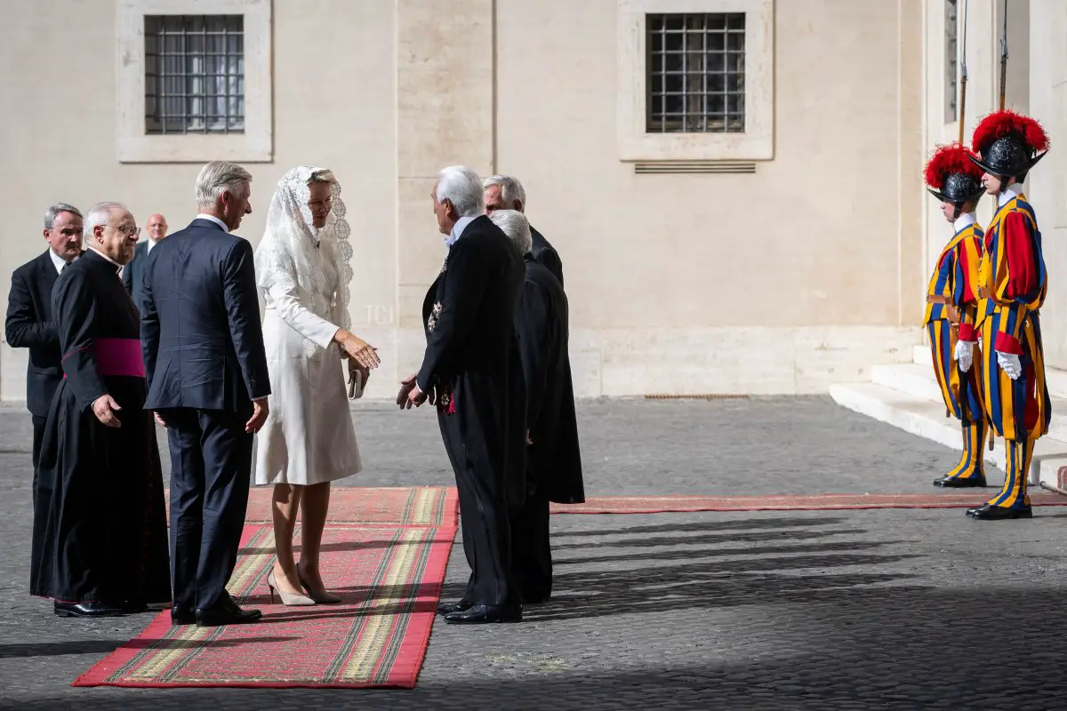 Il Re e la Regina dei Belgi, arrivano per un'udienza privata con Papa Francesco al Vaticano, 14 settembre 2023 (TIZIANA FABI/AFP via Getty Images)