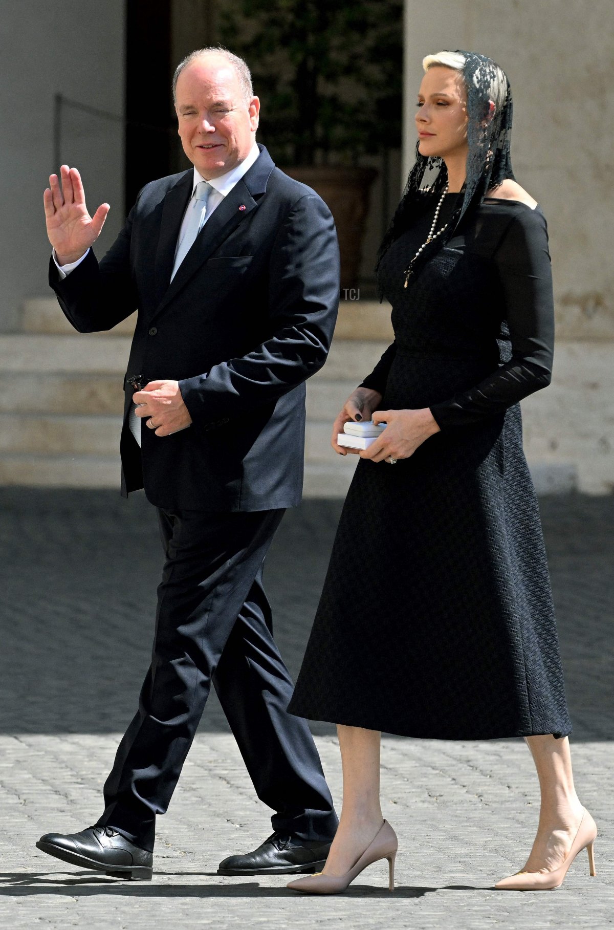 Il Principe e la Principessa di Monaco partono dopo un'udienza privata con Papa Francesco al Vaticano, 20 luglio 2022 (TIZIANA FABI/AFP via Getty Images)