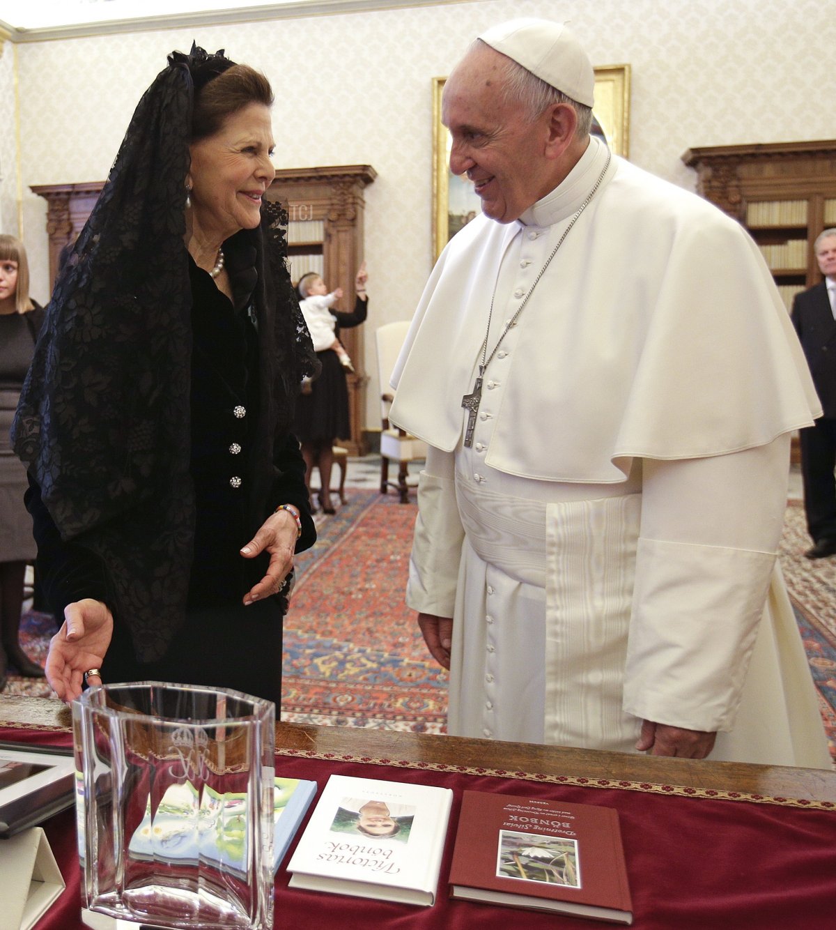 La Regina di Svezia incontra Papa Francesco al Vaticano, 27 aprile 2015 (MAX ROSSI/AFP via Getty Images)