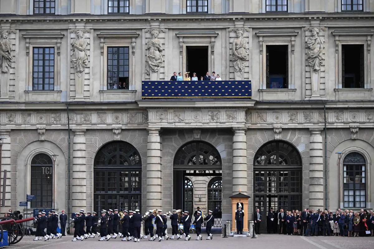 I membri della famiglia reale svedese si presentano al balcone del Palazzo Reale di Stoccolma durante le celebrazioni del Giubileo d'oro del Re Carlo XVI Gustavo il 15 settembre 2023 (JONATHAN NACKSTRAND/AFP via Getty Images)