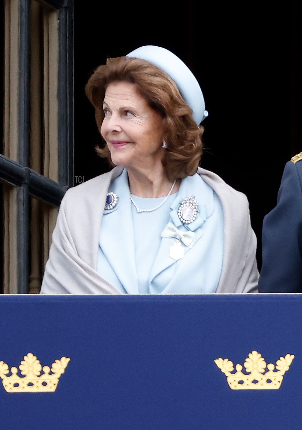 La Regina Silvia di Svezia si presenta al balcone del Palazzo Reale di Stoccolma durante le celebrazioni del Giubileo d'oro del Re Carlo XVI Gustavo il 15 settembre 2023 (Michael Campanella/Getty Images)