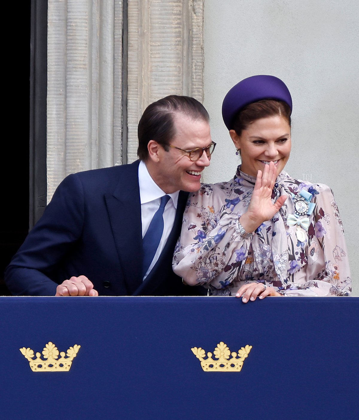 La Principessa Ereditaria Victoria e il Principe Daniel di Svezia si presentano al balcone del Palazzo Reale di Stoccolma durante le celebrazioni del Giubileo d'oro del Re Carlo XVI Gustavo il 15 settembre 2023 (Michael Campanella/Getty Images)