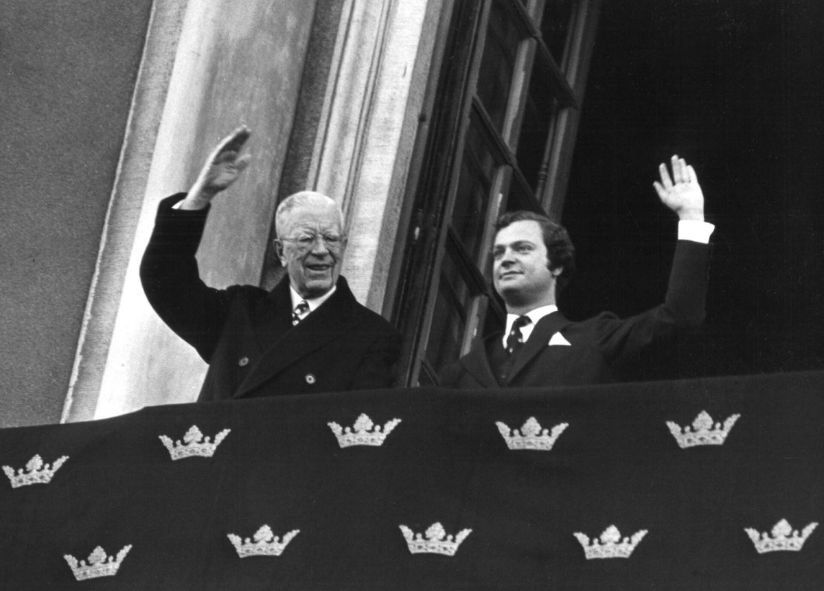 Re Gustavo VI Adolf e Principe Carlo Gustavo di Svezia salutano la folla fuori dal Palazzo Reale durante le celebrazioni del 90° compleanno del Re, 1972 (Wikimedia Commons)