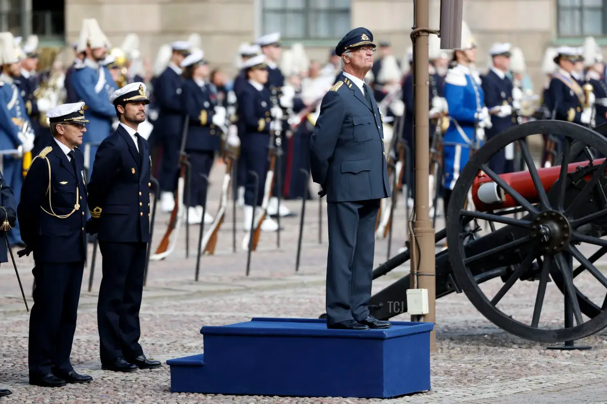 Re Carlo XVI Gustavo e Principe Carlo Filippo di Svezia osservano il cambio della guardia cerimoniale fuori dal Palazzo Reale di Stoccolma durante le celebrazioni del Giubileo d'oro del Re il 15 settembre 2023 (Michael Campanella/Getty Images)