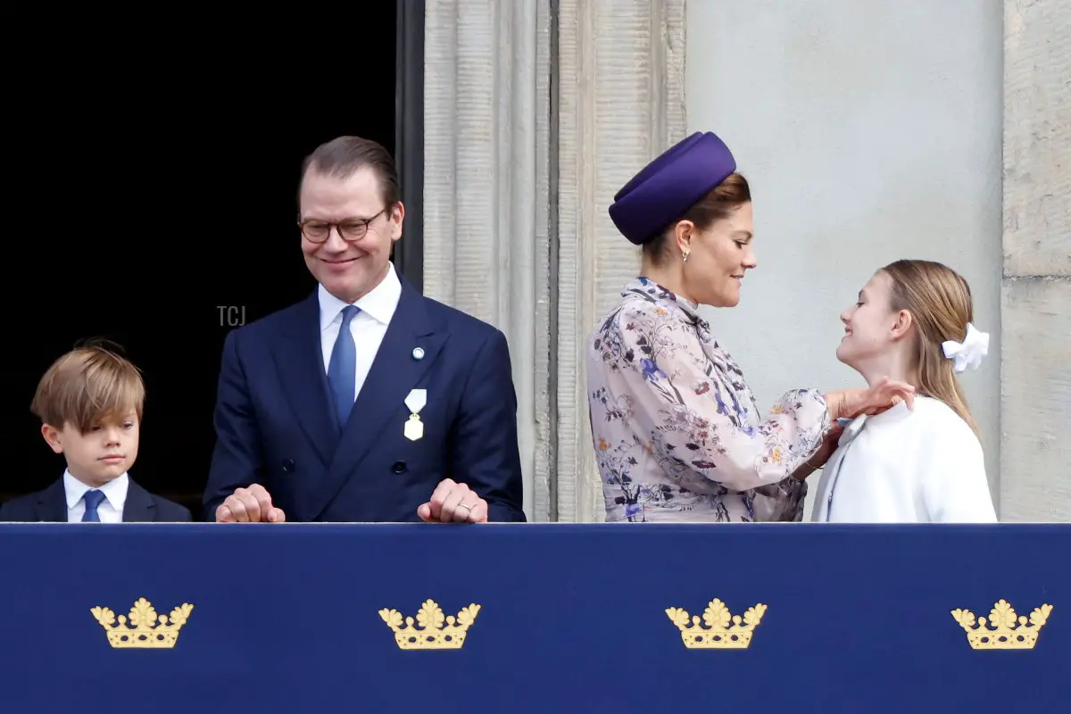 La Principessa Ereditaria Victoria e il Principe Daniel di Svezia, con la Principessa Estelle e il Principe Oscar, si presentano al balcone del Palazzo Reale di Stoccolma durante le celebrazioni del Giubileo d'oro del Re Carlo XVI Gustavo il 15 settembre 2023 (Michael Campanella/Getty Images)