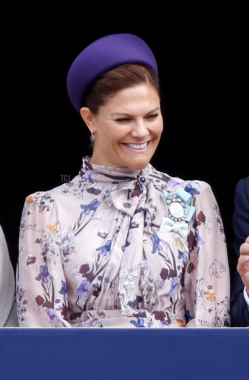 La Principessa Ereditaria Victoria di Svezia si presenta al balcone del Palazzo Reale di Stoccolma durante le celebrazioni del Giubileo d'oro del Re Carlo XVI Gustavo il 15 settembre 2023 (Michael Campanella/Getty Images)