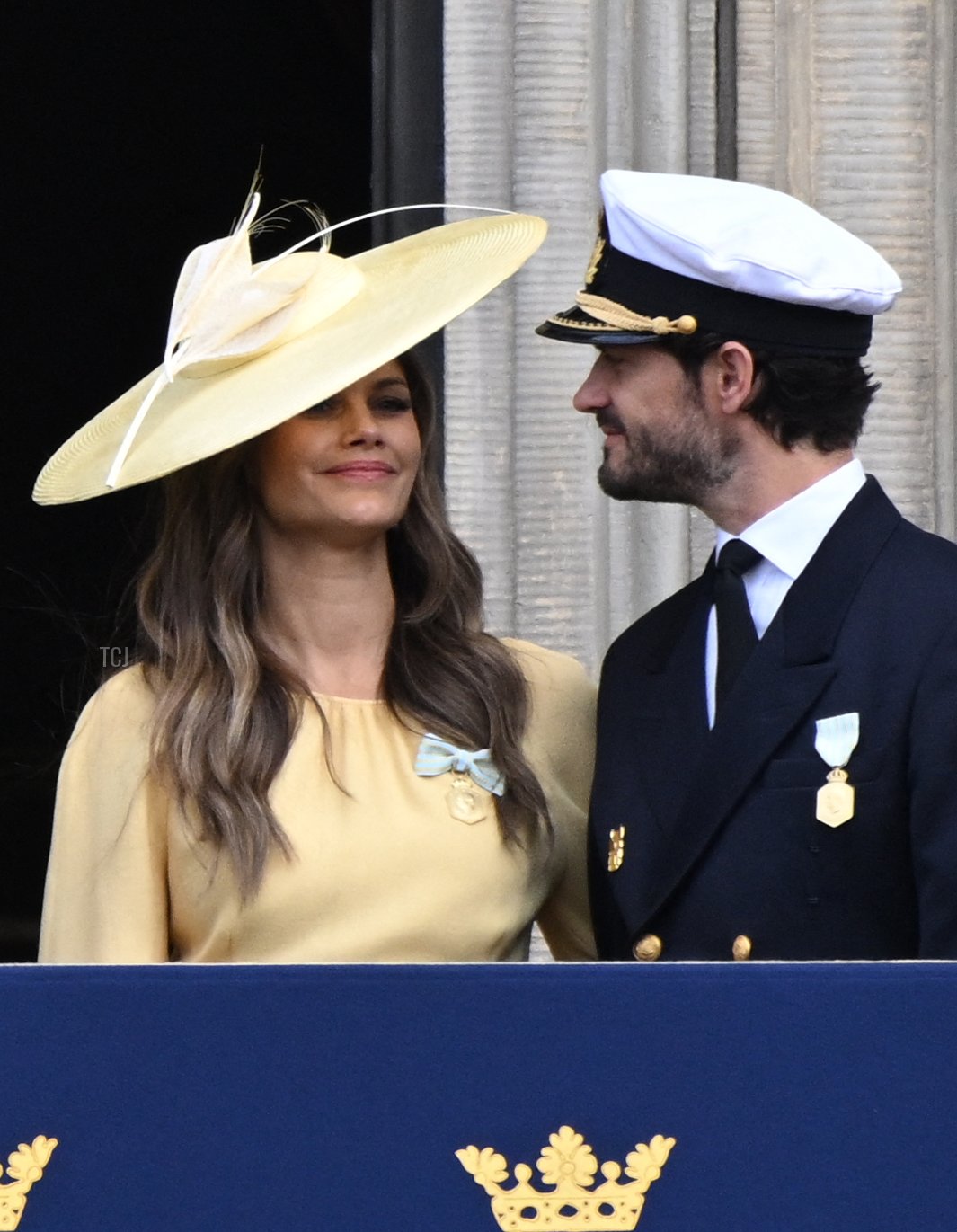 Il Principe Carlo Filippo e la Principessa Sofia di Svezia si presentano al balcone del Palazzo Reale di Stoccolma durante le celebrazioni del Giubileo d'oro del Re Carlo XVI Gustavo il 15 settembre 2023 (JONATHAN NACKSTRAND/AFP via Getty Images)