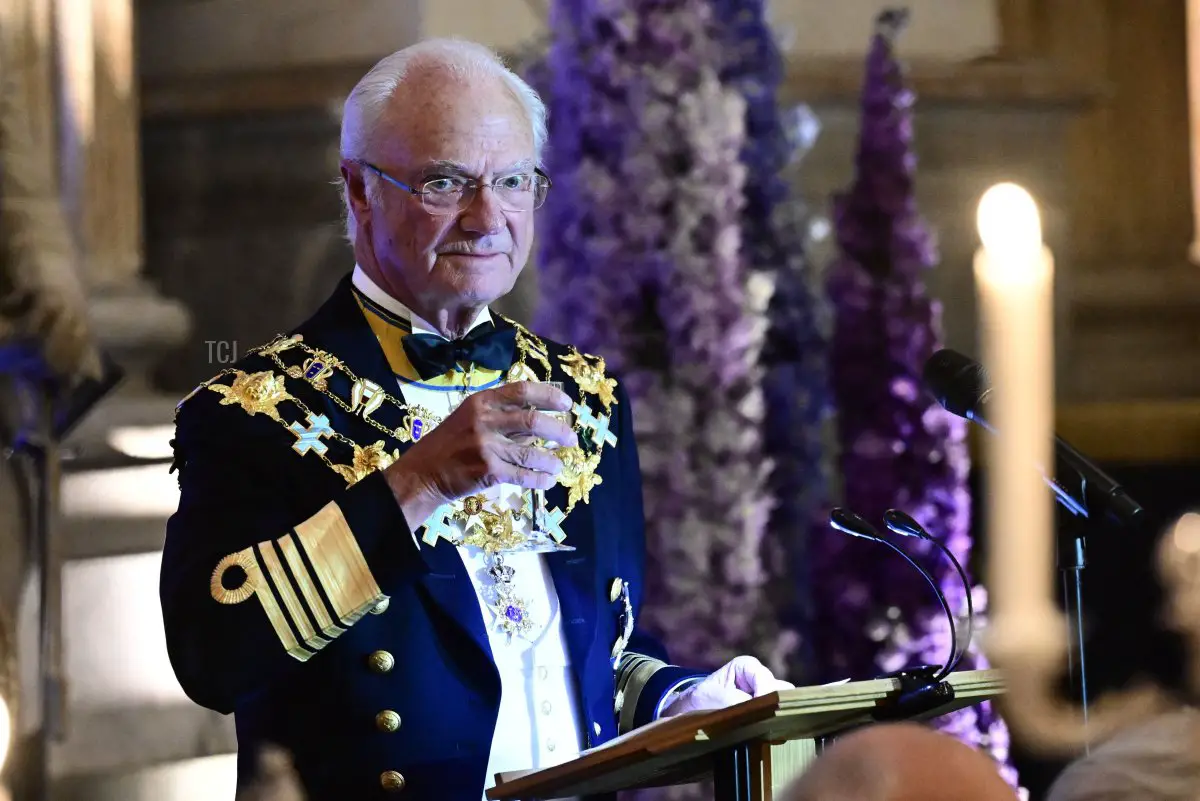 Il Re Carl XVI Gustaf di Svezia brinda durante il suo banchetto per il Giubileo d'Oro al Palazzo Reale di Stoccolma il 15 settembre 2023 (JONAS EKSTROMER/TT NEWS AGENCY/AFP via Getty Images)