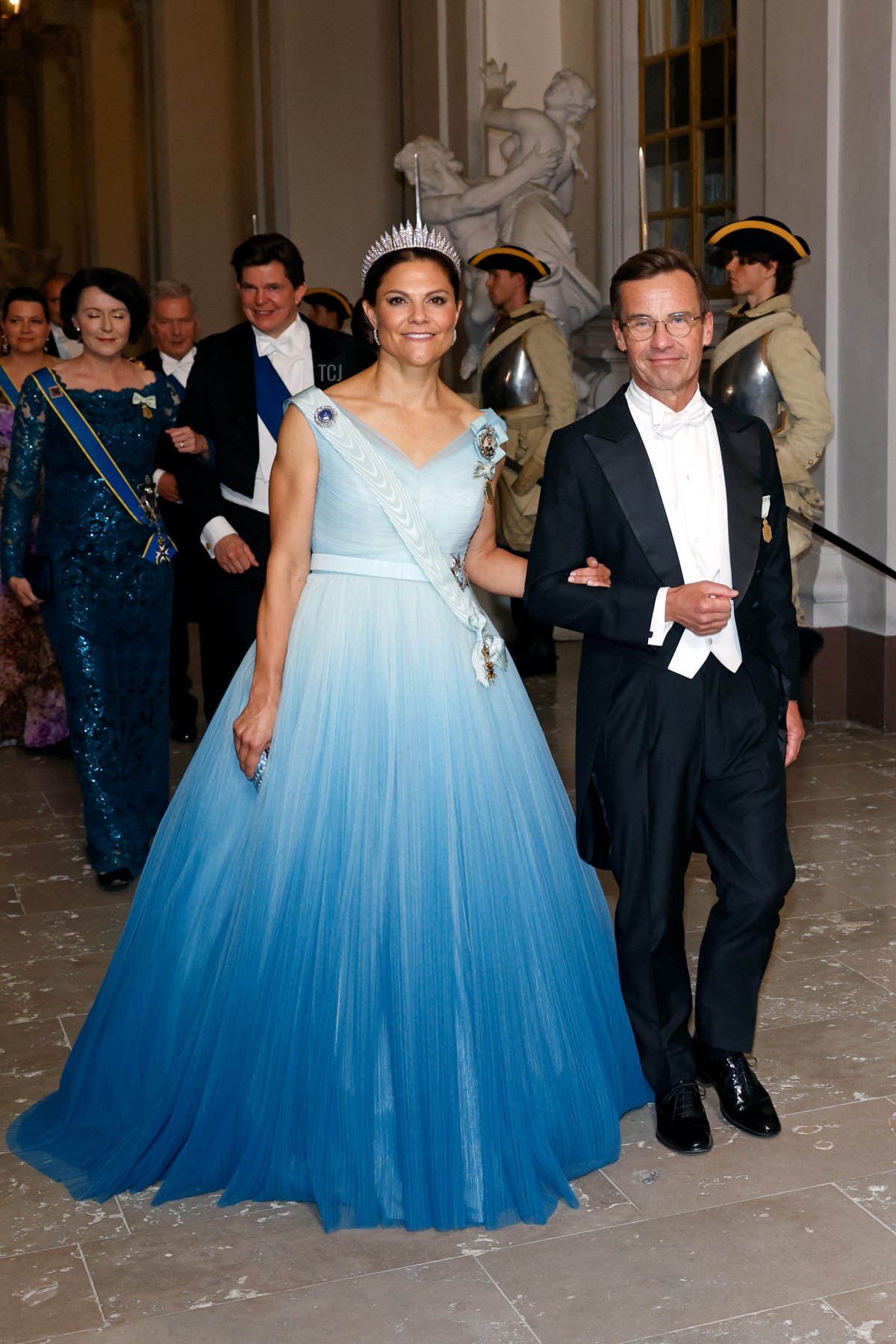 La Principessa Ereditaria Victoria di Svezia, con il Primo Ministro Ulf Kristersson, partecipa al banchetto del Giubileo d'Oro del Re al Palazzo Reale di Stoccolma il 15 settembre 2023 (Michael Campanella/Getty Images)