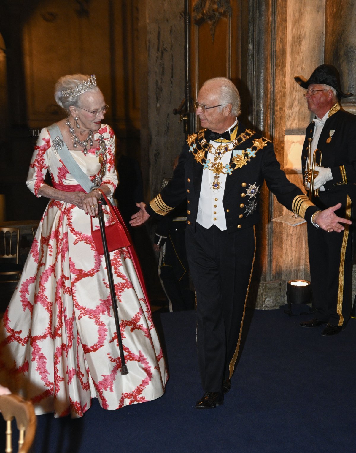 La Regina Margrethe II di Danimarca e il Re Carl XVI Gustaf di Svezia arrivano per il suo banchetto del Giubileo d'Oro al Palazzo Reale di Stoccolma il 15 settembre 2023 (ANDERS WIKLUND/TT NEWS AGENCY/AFP via Getty Images)