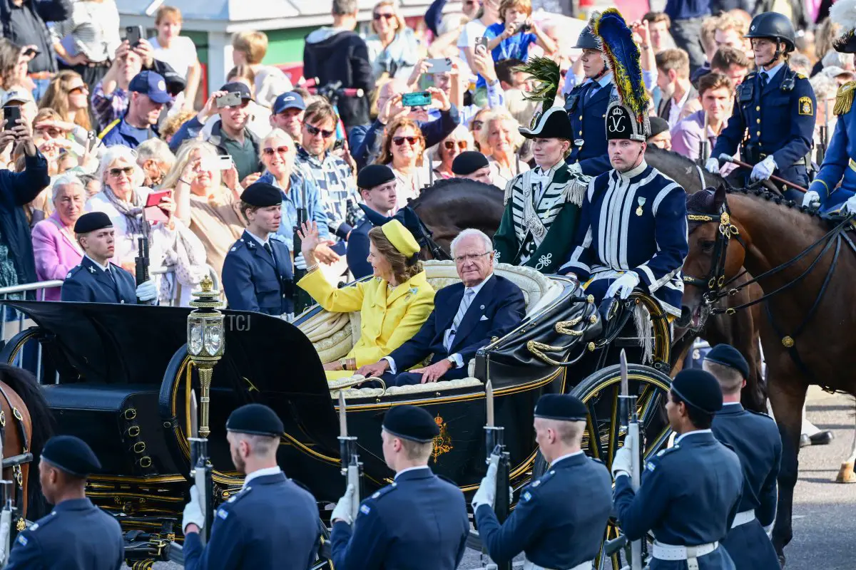 Re Carlo XVI Gustavo e Regina Silvia di Svezia in carrozza aperta durante la processione del Giubileo d’Oro a Stoccolma il 16 settembre 2023 (JONAS EKSTROMER/TT NEWS AGENCY/AFP via Getty Images)