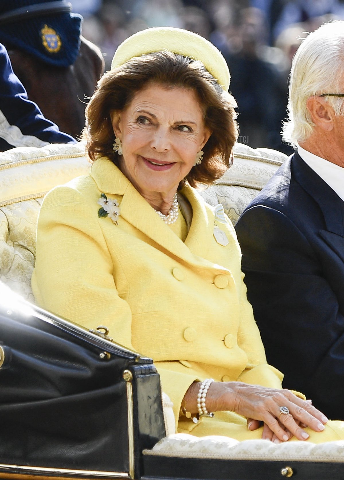 Re Carlo XVI Gustavo e Regina Silvia di Svezia in carrozza aperta durante la processione del Giubileo d’Oro a Stoccolma il 16 settembre 2023 (MIKAELA LANDESTROEM/TT NEWS AGENCY/AFP via Getty Images)